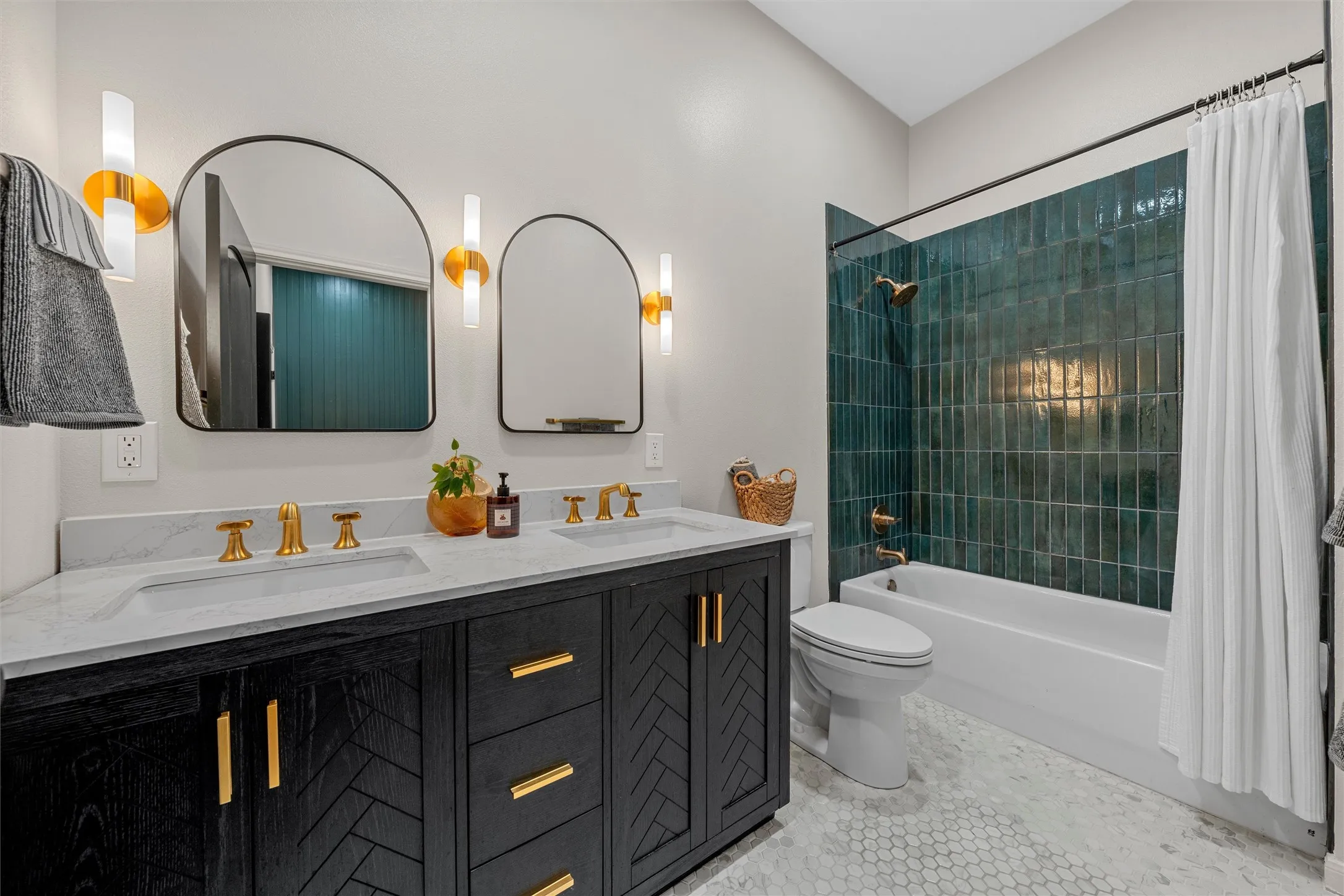 Condominium For Sale in Mc Lennan County , 330 Austin Avenue 328, Waco, Texas 76701, 1 Bedroom, 1 Bathroom, Garage spaces, 588 Sqft, built in 2008, mls#21351332, Real Estate Agent in Waco, Homes For Sale in Mc Lennan county, Homes For Sale in Waco, Realtor in Waco Texas, Real Estate Brokerage Independent Realty Texas, Luminita Cordes Realtor