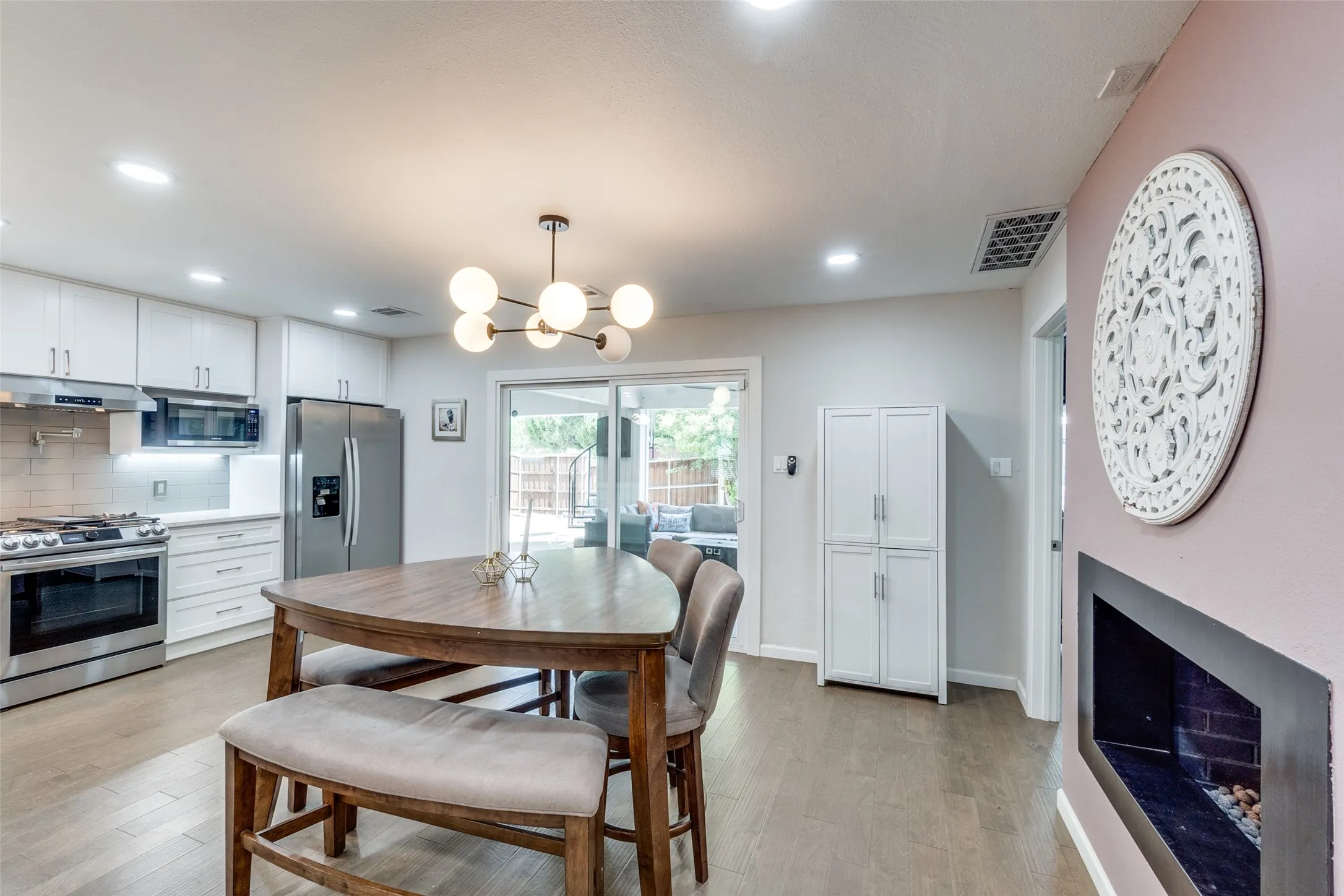 Single Family Residence For Rent in Dallas County , 9805 Estate Lane, Dallas, Texas 75238, 4 Bedroom, 5 Bathroom, 2 Garage spaces, 3,204 Sqft, built in 1964, mls#21349397, Real Estate Agent in Dallas, Homes For Rent in Dallas county, Homes For Rent in Dallas, Realtor in Dallas Texas, Real Estate Brokerage Independent Realty Texas, Luminita Cordes Realtor