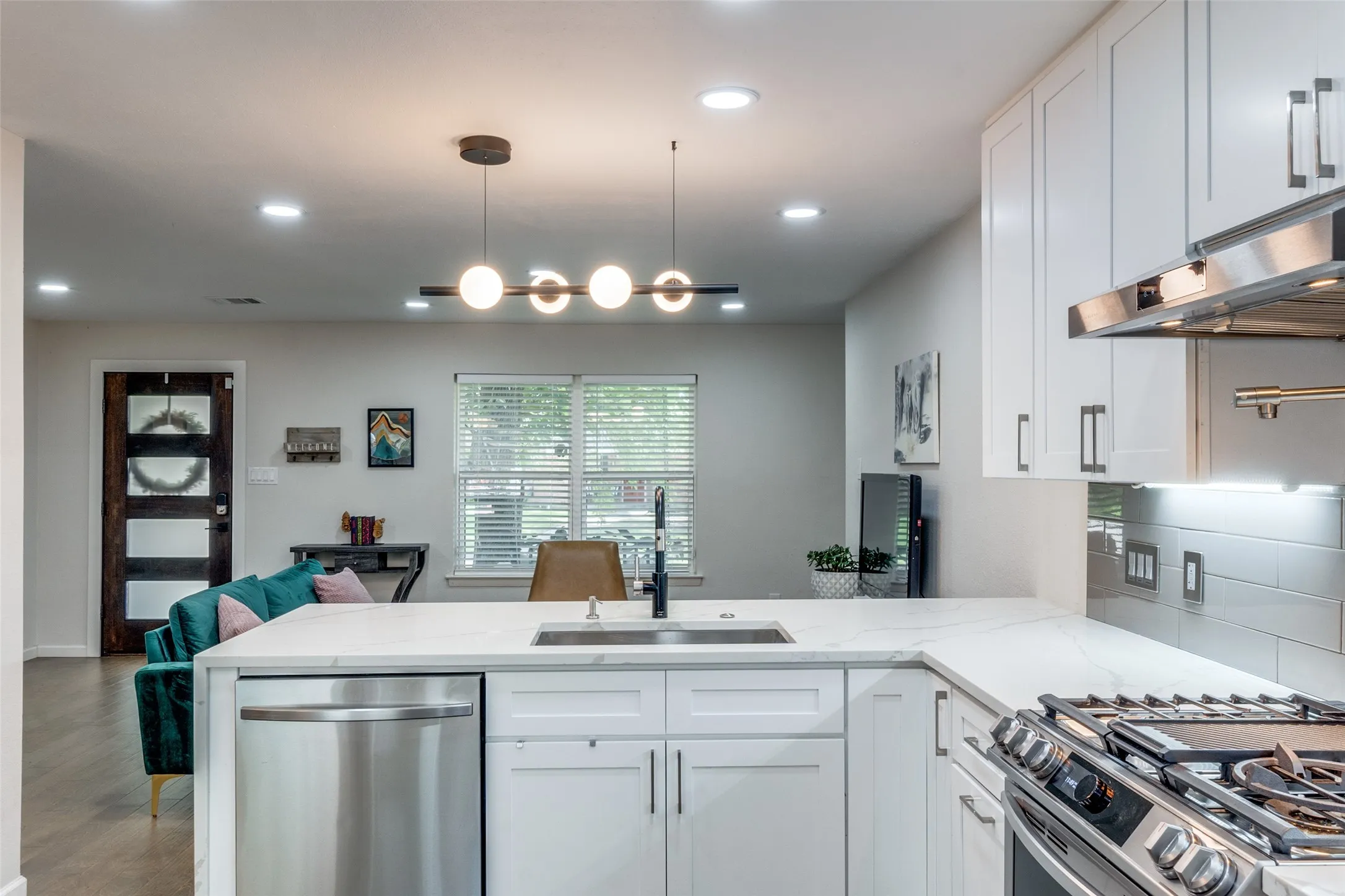 Single Family Residence For Rent in Dallas County , 9805 Estate Lane, Dallas, Texas 75238, 4 Bedroom, 5 Bathroom, 2 Garage spaces, 3,204 Sqft, built in 1964, mls#21349397, Real Estate Agent in Dallas, Homes For Rent in Dallas county, Homes For Rent in Dallas, Realtor in Dallas Texas, Real Estate Brokerage Independent Realty Texas, Luminita Cordes Realtor
