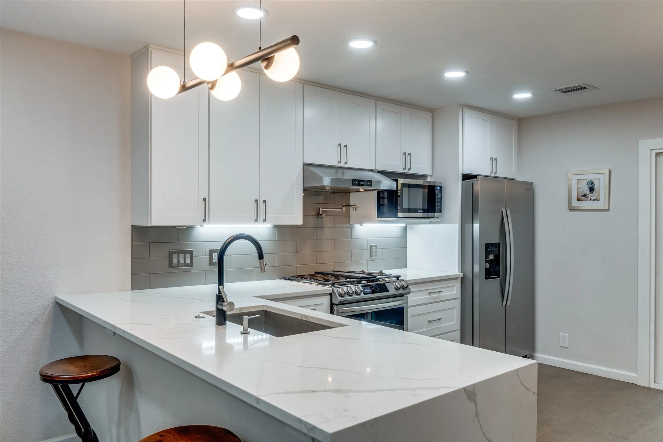 Single Family Residence For Rent in Dallas County , 9805 Estate Lane, Dallas, Texas 75238, 4 Bedroom, 5 Bathroom, 2 Garage spaces, 3,204 Sqft, built in 1964, mls#21349397, Real Estate Agent in Dallas, Homes For Rent in Dallas county, Homes For Rent in Dallas, Realtor in Dallas Texas, Real Estate Brokerage Independent Realty Texas, Luminita Cordes Realtor