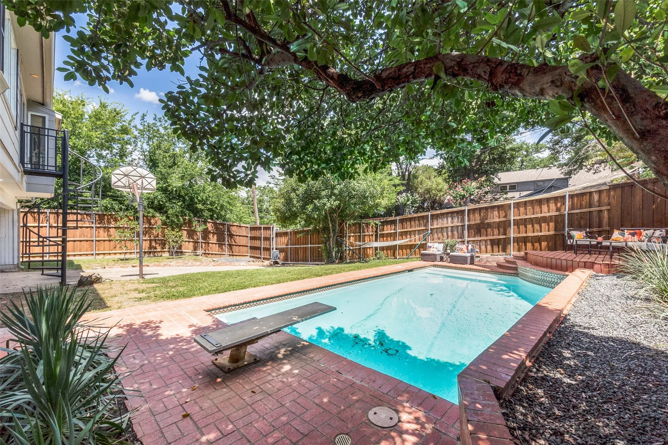 Single Family Residence For Rent in Dallas County , 9805 Estate Lane, Dallas, Texas 75238, 4 Bedroom, 5 Bathroom, 2 Garage spaces, 3,204 Sqft, built in 1964, mls#21349397, Real Estate Agent in Dallas, Homes For Rent in Dallas county, Homes For Rent in Dallas, Realtor in Dallas Texas, Real Estate Brokerage Independent Realty Texas, Luminita Cordes Realtor