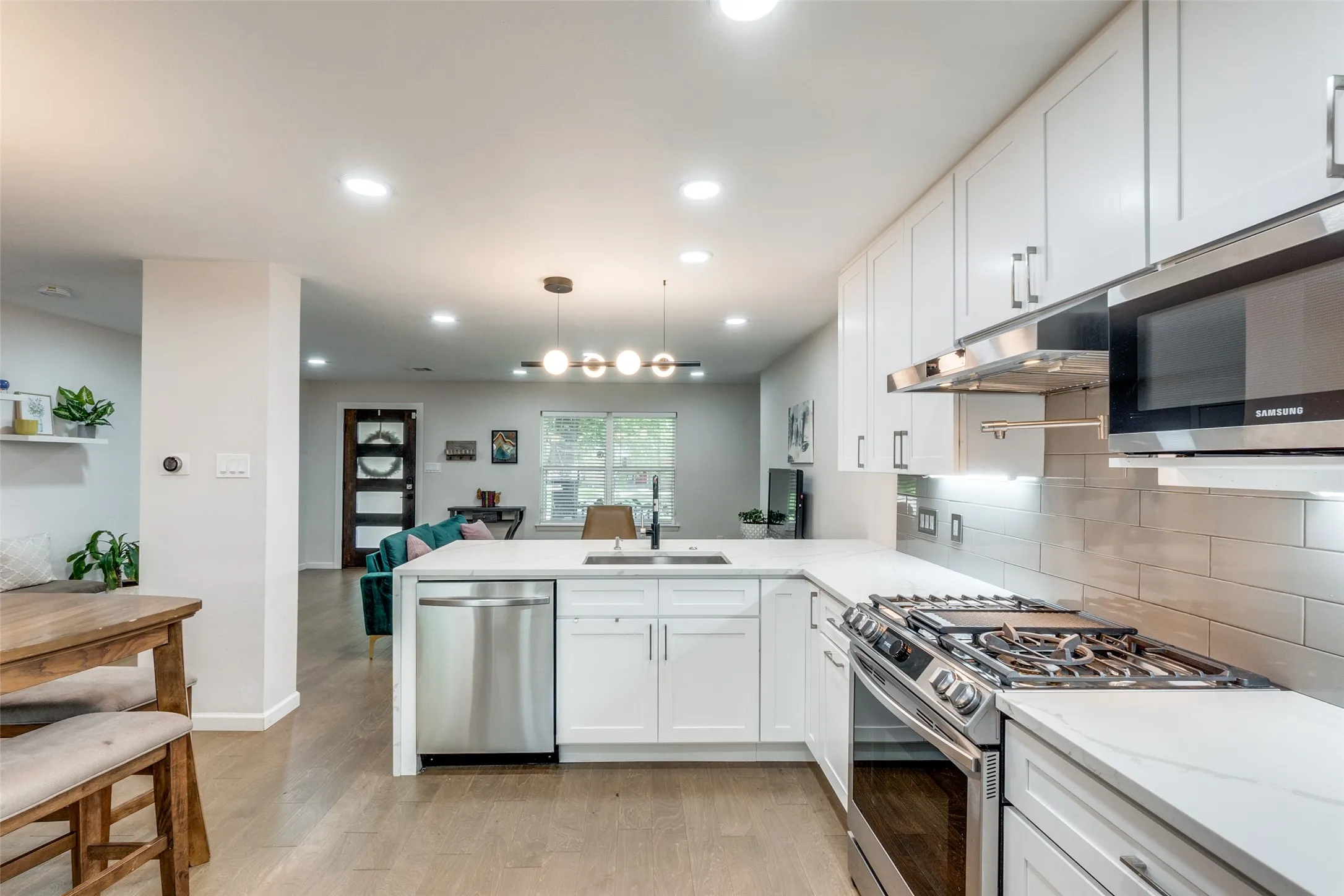 Single Family Residence For Rent in Dallas County , 9805 Estate Lane, Dallas, Texas 75238, 4 Bedroom, 5 Bathroom, 2 Garage spaces, 3,204 Sqft, built in 1964, mls#21349397, Real Estate Agent in Dallas, Homes For Rent in Dallas county, Homes For Rent in Dallas, Realtor in Dallas Texas, Real Estate Brokerage Independent Realty Texas, Luminita Cordes Realtor