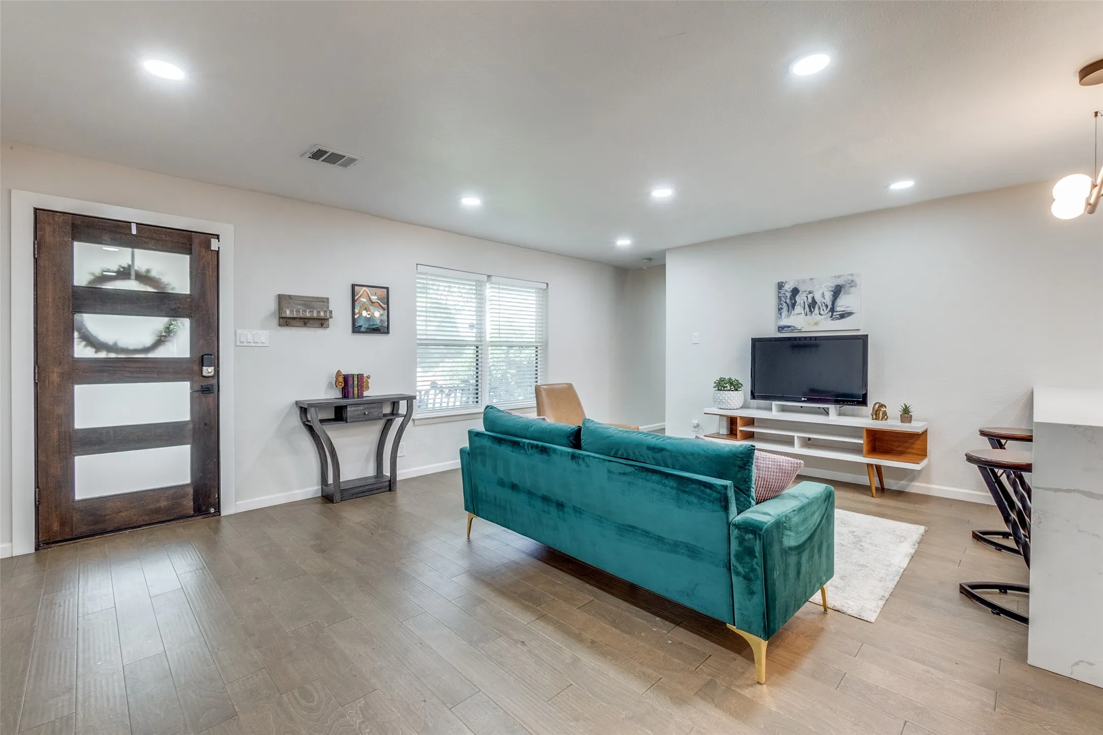 Single Family Residence For Rent in Dallas County , 9805 Estate Lane, Dallas, Texas 75238, 4 Bedroom, 5 Bathroom, 2 Garage spaces, 3,204 Sqft, built in 1964, mls#21349397, Real Estate Agent in Dallas, Homes For Rent in Dallas county, Homes For Rent in Dallas, Realtor in Dallas Texas, Real Estate Brokerage Independent Realty Texas, Luminita Cordes Realtor