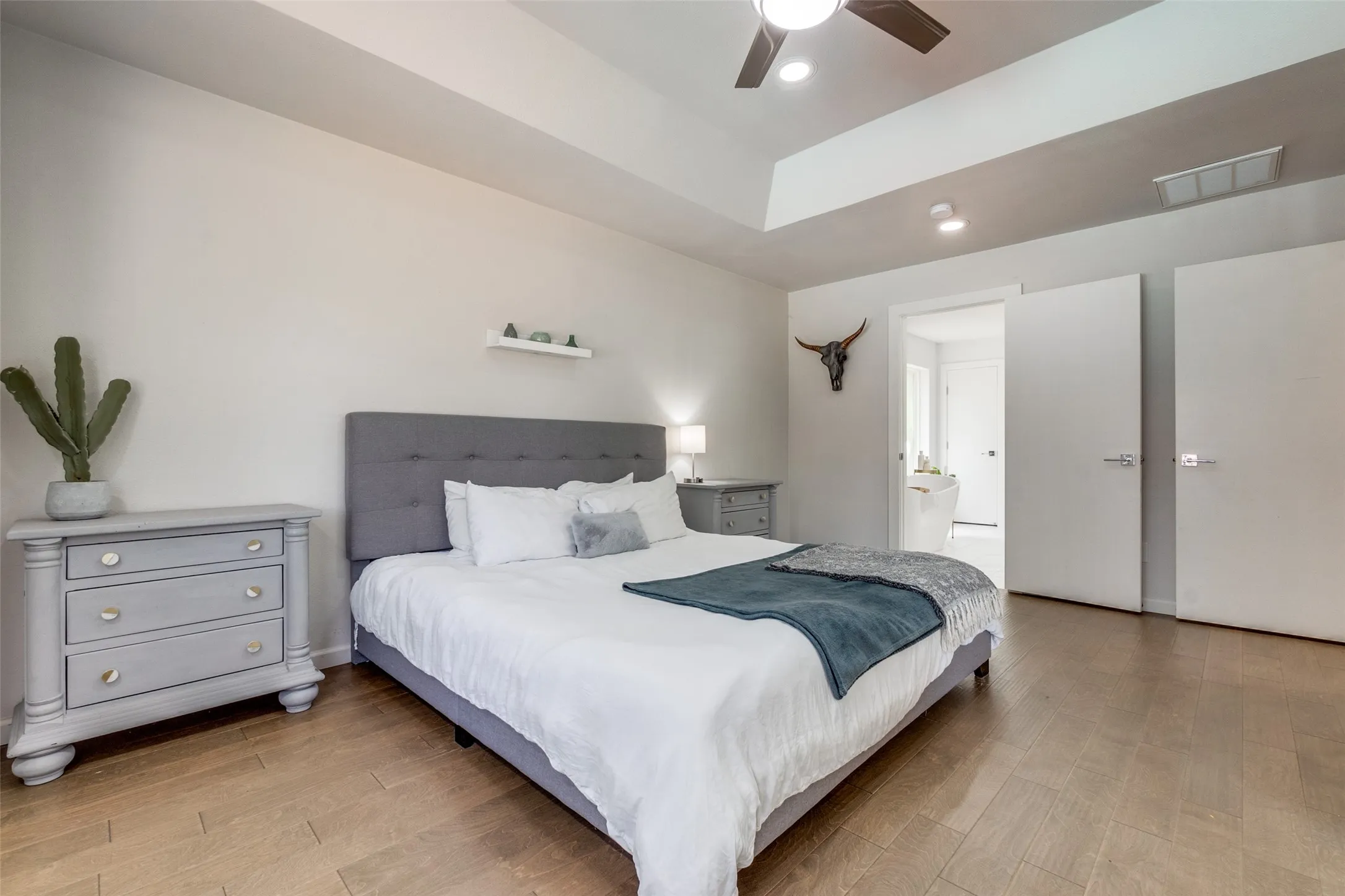 Single Family Residence For Rent in Dallas County , 9805 Estate Lane, Dallas, Texas 75238, 4 Bedroom, 5 Bathroom, 2 Garage spaces, 3,204 Sqft, built in 1964, mls#21349397, Real Estate Agent in Dallas, Homes For Rent in Dallas county, Homes For Rent in Dallas, Realtor in Dallas Texas, Real Estate Brokerage Independent Realty Texas, Luminita Cordes Realtor