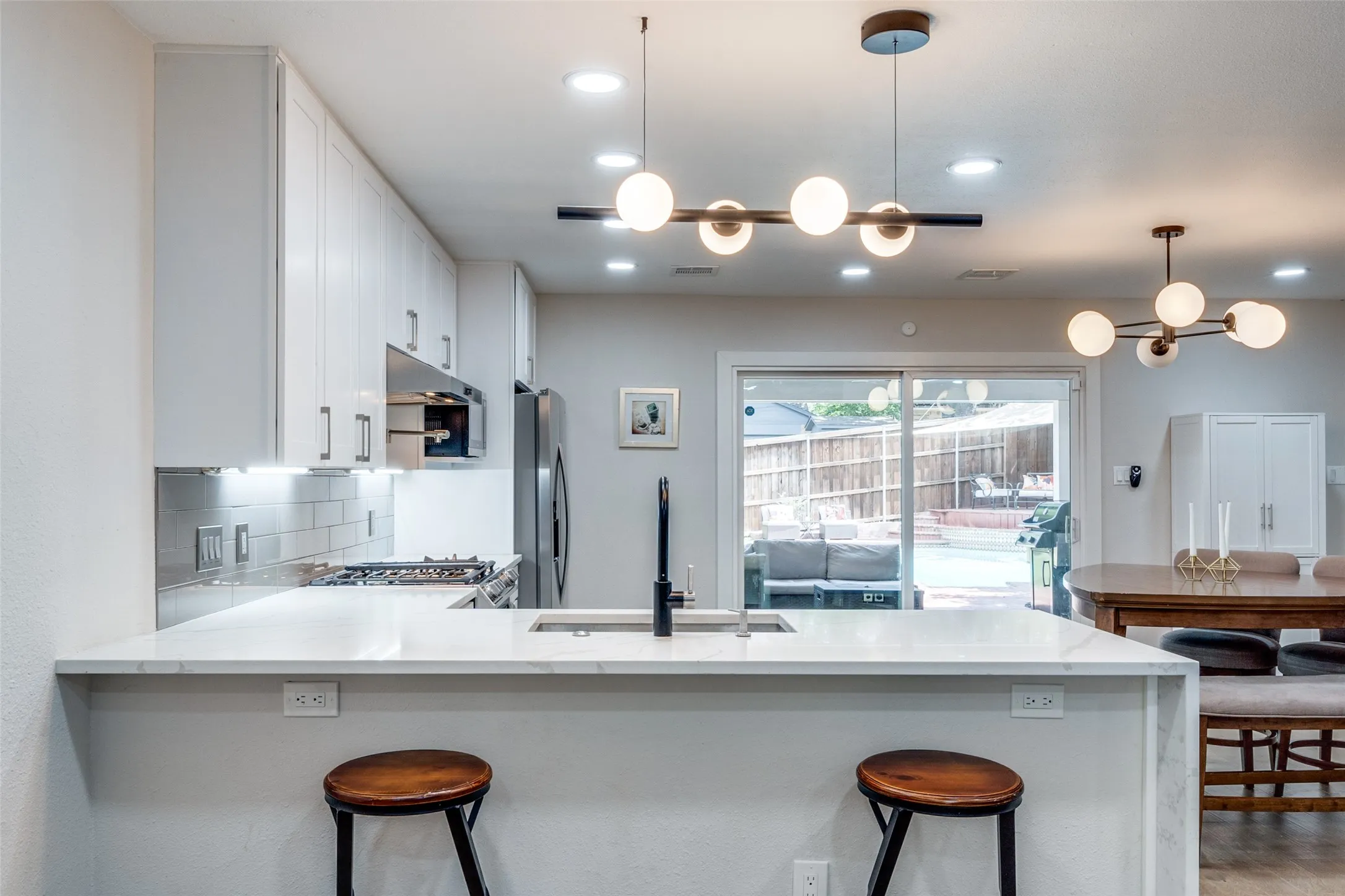 Single Family Residence For Rent in Dallas County , 9805 Estate Lane, Dallas, Texas 75238, 4 Bedroom, 5 Bathroom, 2 Garage spaces, 3,204 Sqft, built in 1964, mls#21349397, Real Estate Agent in Dallas, Homes For Rent in Dallas county, Homes For Rent in Dallas, Realtor in Dallas Texas, Real Estate Brokerage Independent Realty Texas, Luminita Cordes Realtor