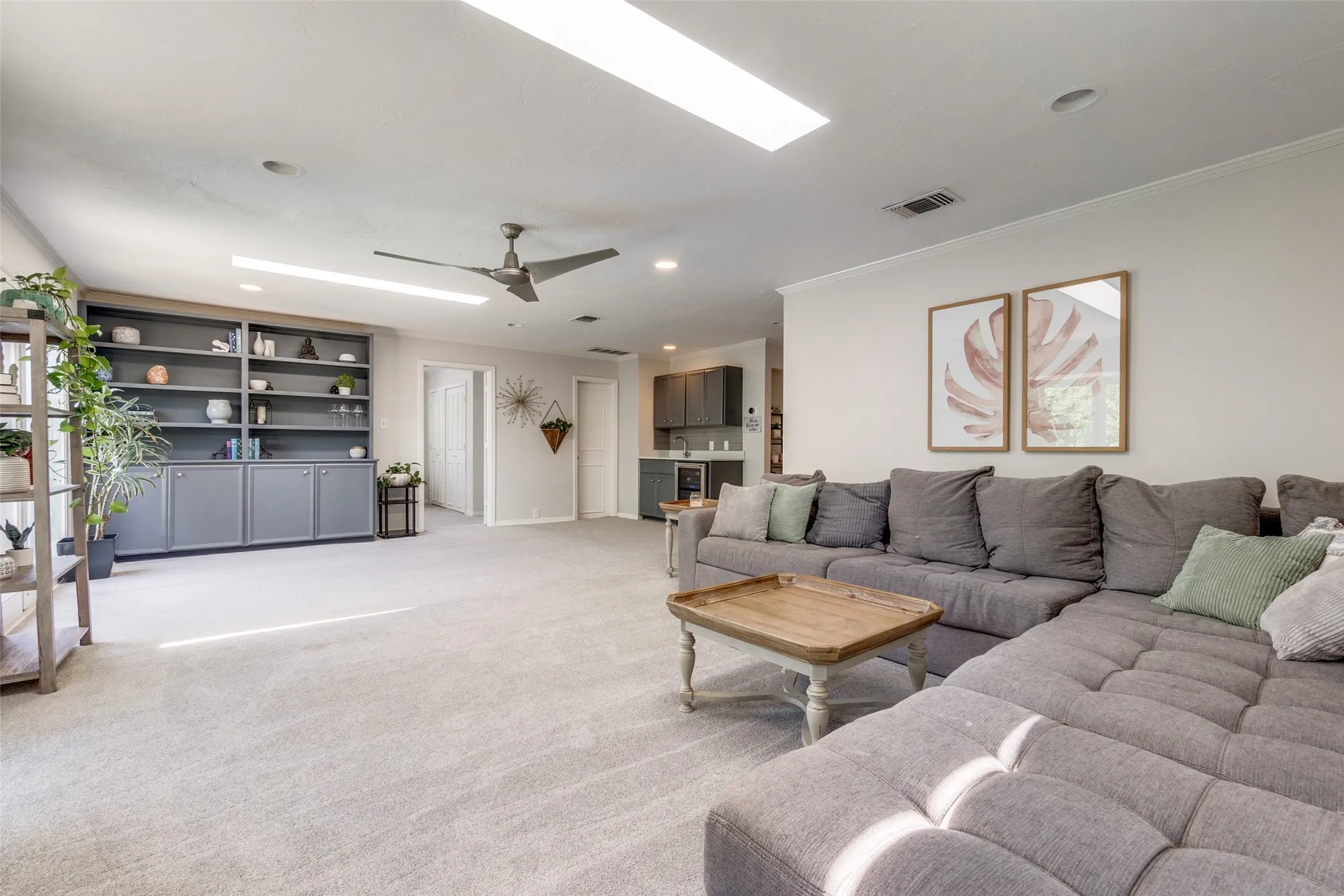 Single Family Residence For Rent in Dallas County , 9805 Estate Lane, Dallas, Texas 75238, 4 Bedroom, 5 Bathroom, 2 Garage spaces, 3,204 Sqft, built in 1964, mls#21349397, Real Estate Agent in Dallas, Homes For Rent in Dallas county, Homes For Rent in Dallas, Realtor in Dallas Texas, Real Estate Brokerage Independent Realty Texas, Luminita Cordes Realtor