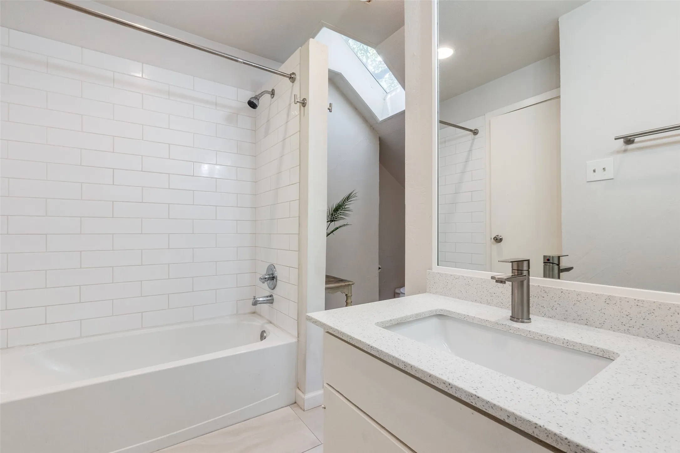 Single Family Residence For Rent in Dallas County , 9805 Estate Lane, Dallas, Texas 75238, 4 Bedroom, 5 Bathroom, 2 Garage spaces, 3,204 Sqft, built in 1964, mls#21349397, Real Estate Agent in Dallas, Homes For Rent in Dallas county, Homes For Rent in Dallas, Realtor in Dallas Texas, Real Estate Brokerage Independent Realty Texas, Luminita Cordes Realtor
