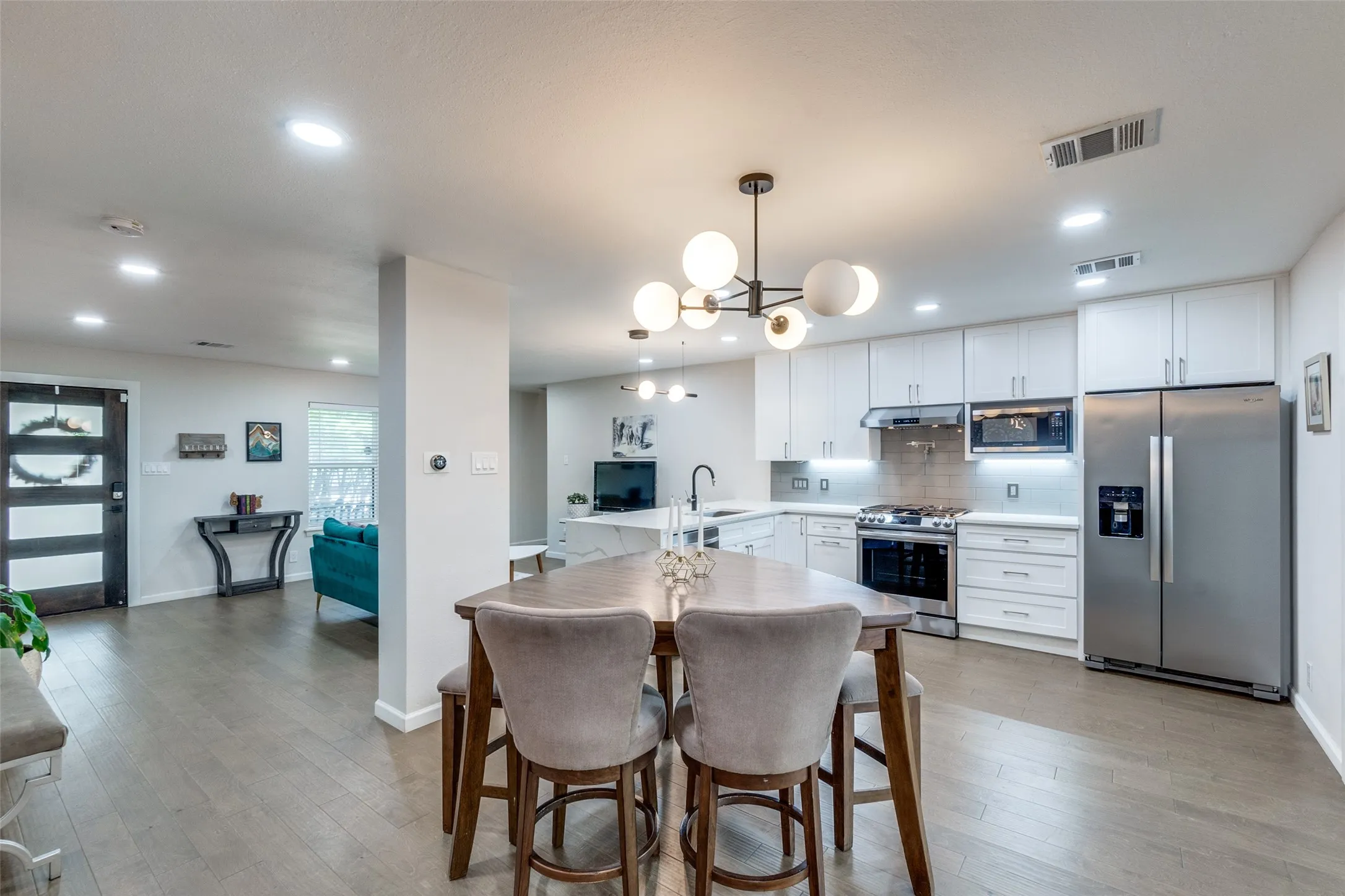 Single Family Residence For Rent in Dallas County , 9805 Estate Lane, Dallas, Texas 75238, 4 Bedroom, 5 Bathroom, 2 Garage spaces, 3,204 Sqft, built in 1964, mls#21349397, Real Estate Agent in Dallas, Homes For Rent in Dallas county, Homes For Rent in Dallas, Realtor in Dallas Texas, Real Estate Brokerage Independent Realty Texas, Luminita Cordes Realtor