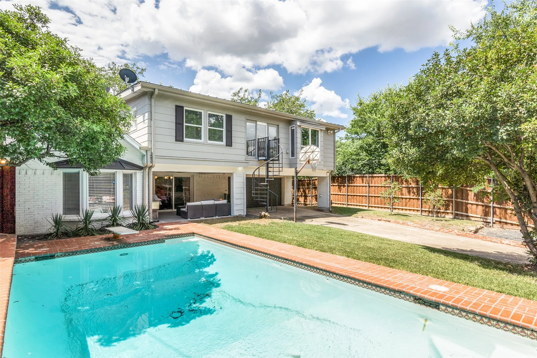 Single Family Residence For Rent in Dallas County , 9805 Estate Lane, Dallas, Texas 75238, 4 Bedroom, 5 Bathroom, 2 Garage spaces, 3,204 Sqft, built in 1964, mls#21349397, Real Estate Agent in Dallas, Homes For Rent in Dallas county, Homes For Rent in Dallas, Realtor in Dallas Texas, Real Estate Brokerage Independent Realty Texas, Luminita Cordes Realtor