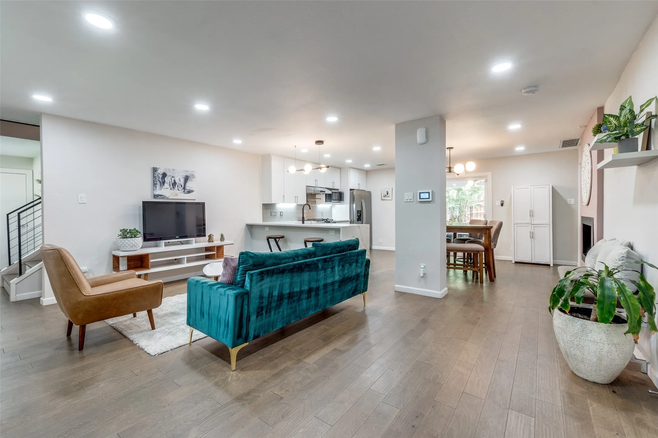 Single Family Residence For Rent in Dallas County , 9805 Estate Lane, Dallas, Texas 75238, 4 Bedroom, 5 Bathroom, 2 Garage spaces, 3,204 Sqft, built in 1964, mls#21349397, Real Estate Agent in Dallas, Homes For Rent in Dallas county, Homes For Rent in Dallas, Realtor in Dallas Texas, Real Estate Brokerage Independent Realty Texas, Luminita Cordes Realtor