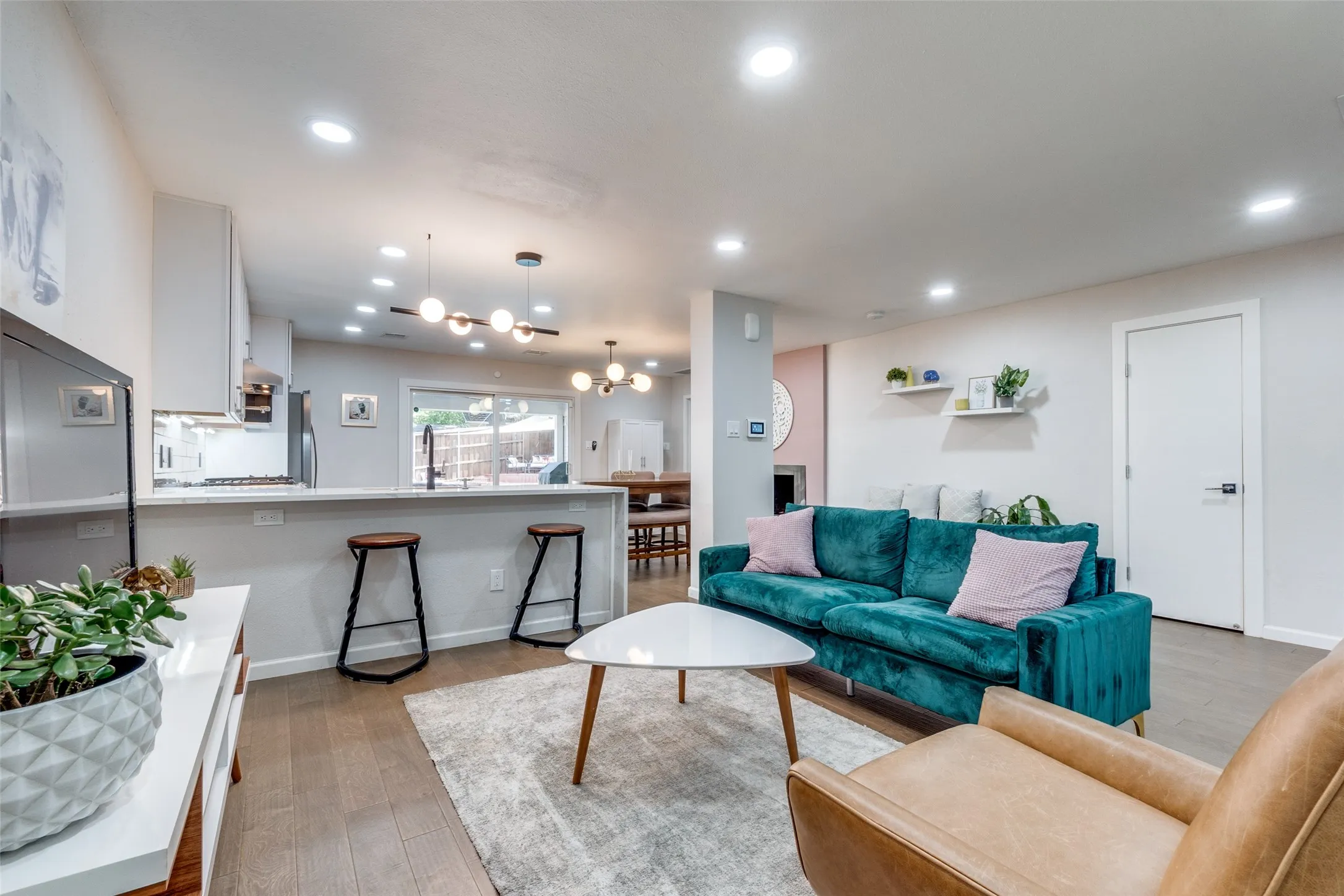 Single Family Residence For Rent in Dallas County , 9805 Estate Lane, Dallas, Texas 75238, 4 Bedroom, 5 Bathroom, 2 Garage spaces, 3,204 Sqft, built in 1964, mls#21349397, Real Estate Agent in Dallas, Homes For Rent in Dallas county, Homes For Rent in Dallas, Realtor in Dallas Texas, Real Estate Brokerage Independent Realty Texas, Luminita Cordes Realtor