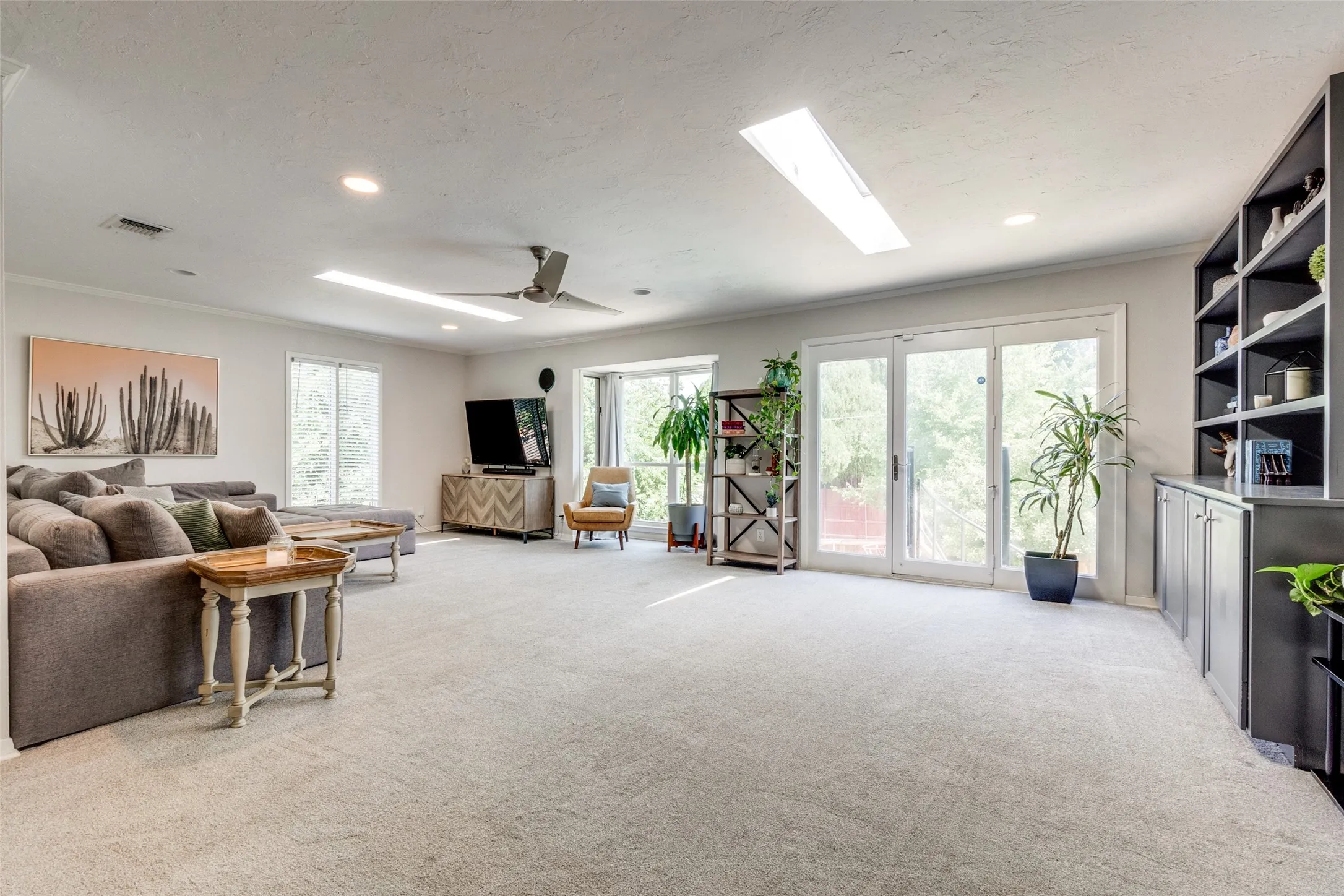 Single Family Residence For Rent in Dallas County , 9805 Estate Lane, Dallas, Texas 75238, 4 Bedroom, 5 Bathroom, 2 Garage spaces, 3,204 Sqft, built in 1964, mls#21349397, Real Estate Agent in Dallas, Homes For Rent in Dallas county, Homes For Rent in Dallas, Realtor in Dallas Texas, Real Estate Brokerage Independent Realty Texas, Luminita Cordes Realtor