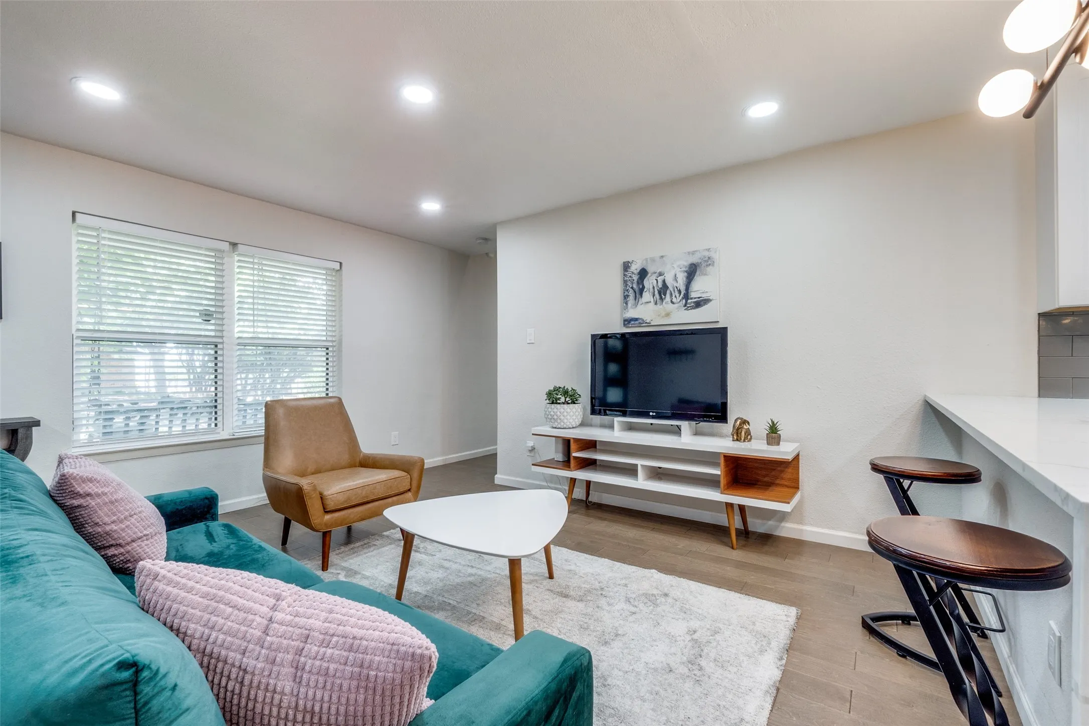 Single Family Residence For Rent in Dallas County , 9805 Estate Lane, Dallas, Texas 75238, 4 Bedroom, 5 Bathroom, 2 Garage spaces, 3,204 Sqft, built in 1964, mls#21349397, Real Estate Agent in Dallas, Homes For Rent in Dallas county, Homes For Rent in Dallas, Realtor in Dallas Texas, Real Estate Brokerage Independent Realty Texas, Luminita Cordes Realtor