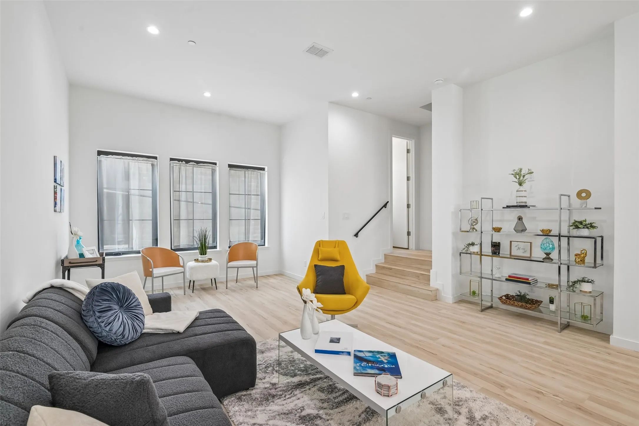multiple seating areas w/ 11 ft ceiling