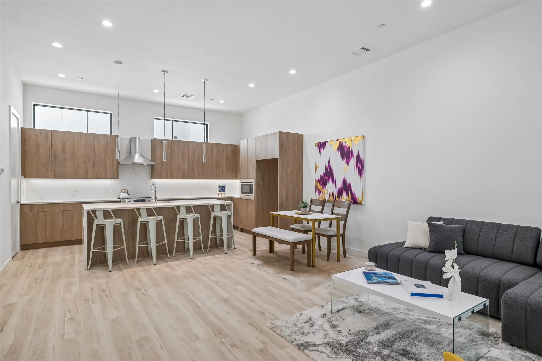 eat in kitchen w/room for dining table