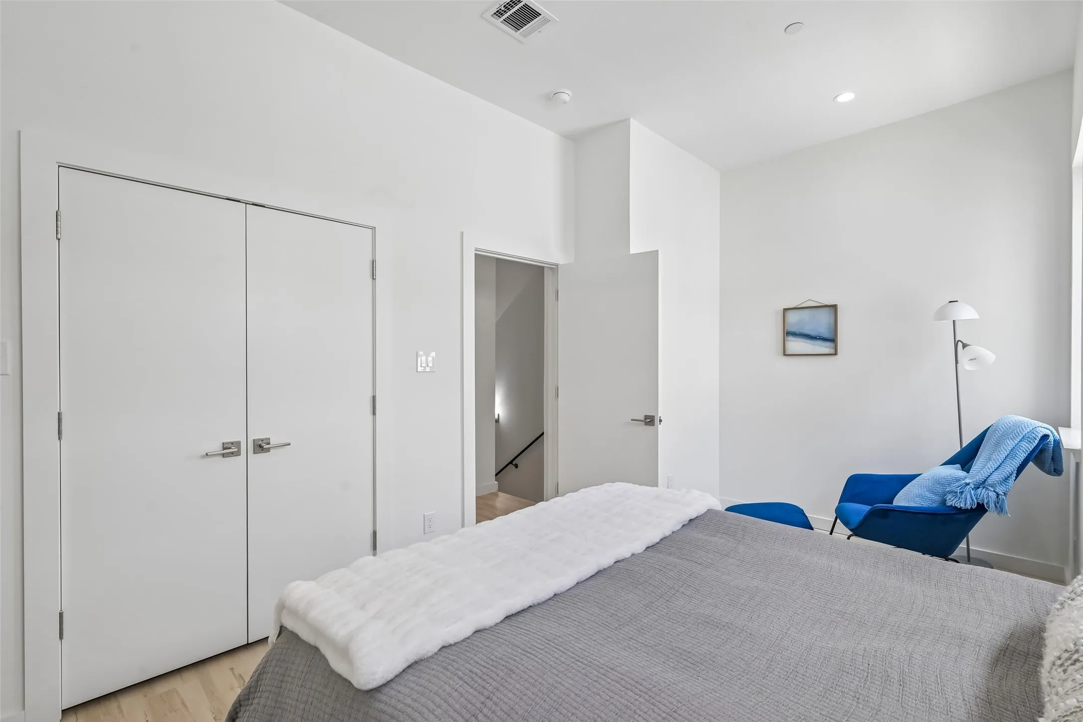 3rd FL guest room w/sitting area