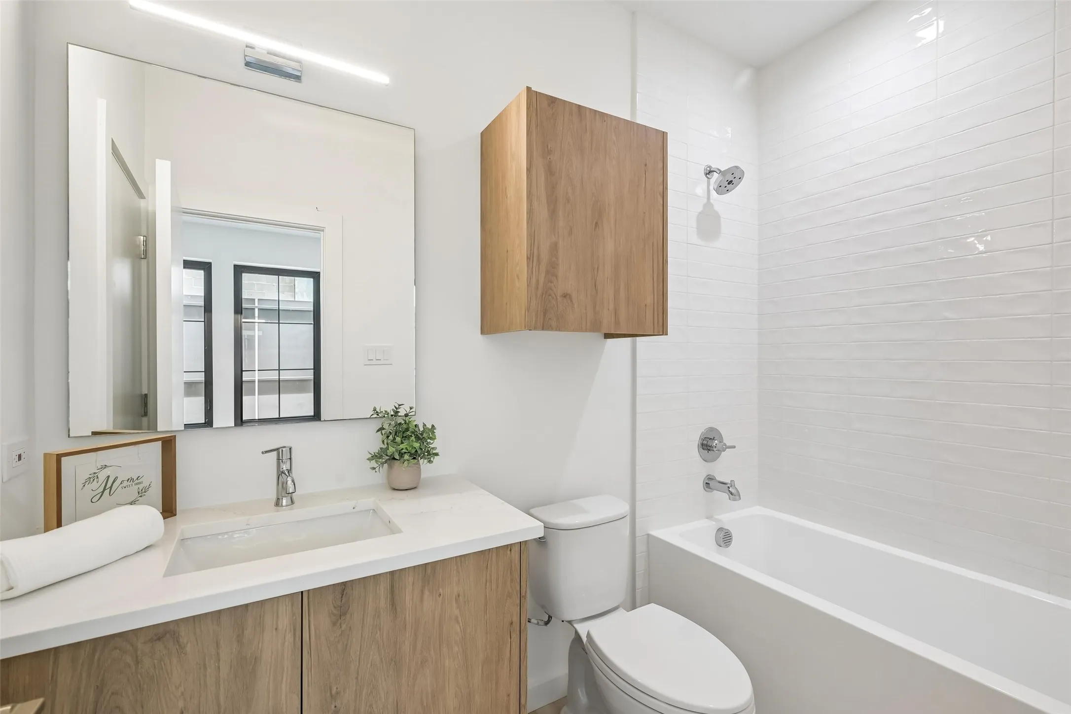 1st FL guest room w/en suite bath