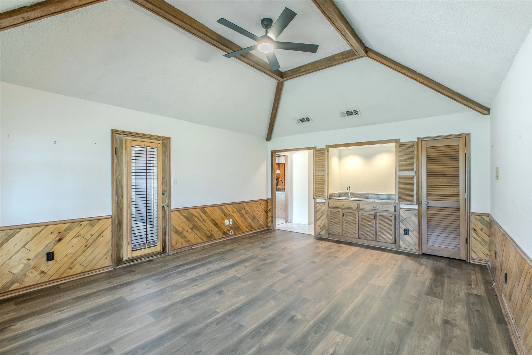 2nd living area overlooking the g