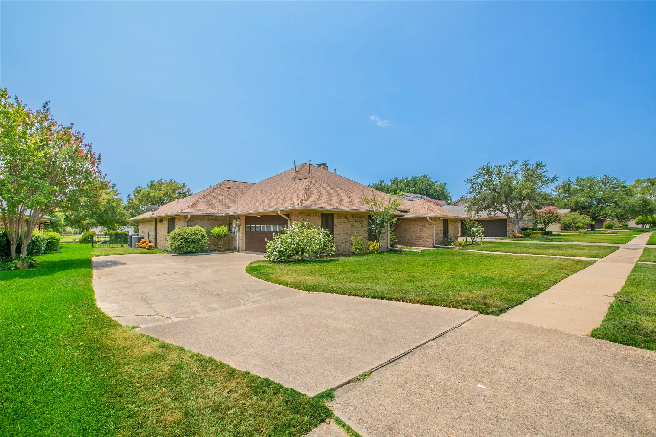 Single Family Residence For Sale in Dallas County , 3412 Gatwick Place, Farmers Branch, Texas 75234, 4 Bedroom, 3 Bathroom, 2 Garage spaces, 2,705 Sqft, built in 1981, mls#21350933, Real Estate Agent in Farmers Branch, Homes For Sale in Dallas county, Homes For Sale in Farmers Branch, Realtor in Farmers Branch Texas, Real Estate Brokerage Independent Realty Texas, Luminita Cordes Realtor