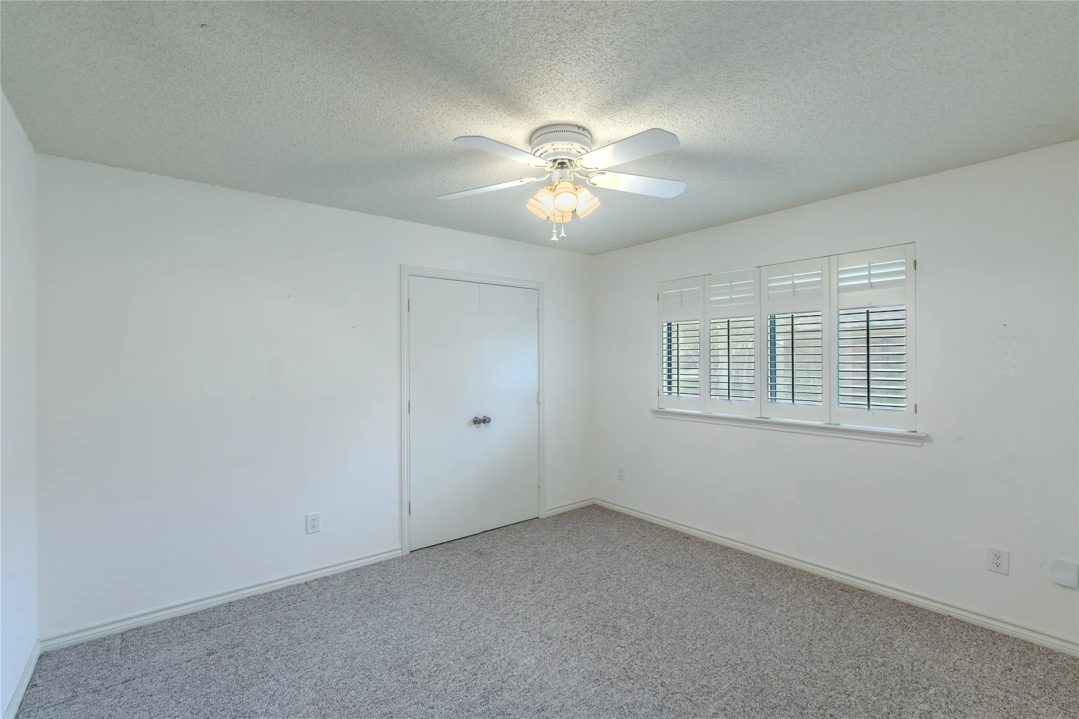 Single Family Residence For Sale in Dallas County , 3412 Gatwick Place, Farmers Branch, Texas 75234, 4 Bedroom, 3 Bathroom, 2 Garage spaces, 2,705 Sqft, built in 1981, mls#21350933, Real Estate Agent in Farmers Branch, Homes For Sale in Dallas county, Homes For Sale in Farmers Branch, Realtor in Farmers Branch Texas, Real Estate Brokerage Independent Realty Texas, Luminita Cordes Realtor