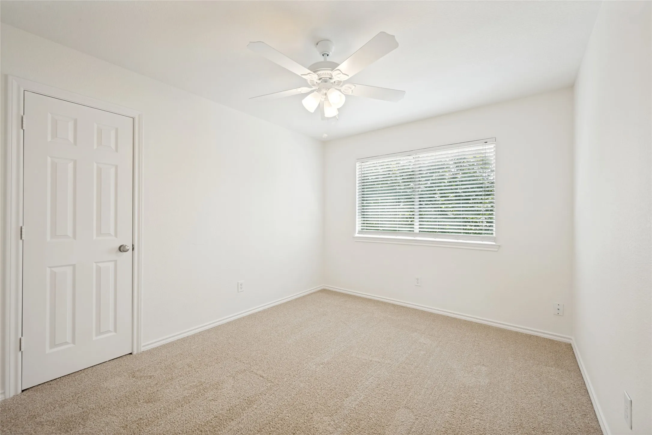 Single Family Residence For Sale in Tarrant County , 600 Sunfish Drive, Crowley, Texas 76036, 4 Bedroom, 3 Bathroom, 2 Garage spaces, 2,726 Sqft, built in 2004, mls#21351703, Real Estate Agent in Crowley, Homes For Sale in Tarrant county, Homes For Sale in Crowley, Realtor in Crowley Texas, Real Estate Brokerage Independent Realty Texas, Luminita Cordes Realtor
