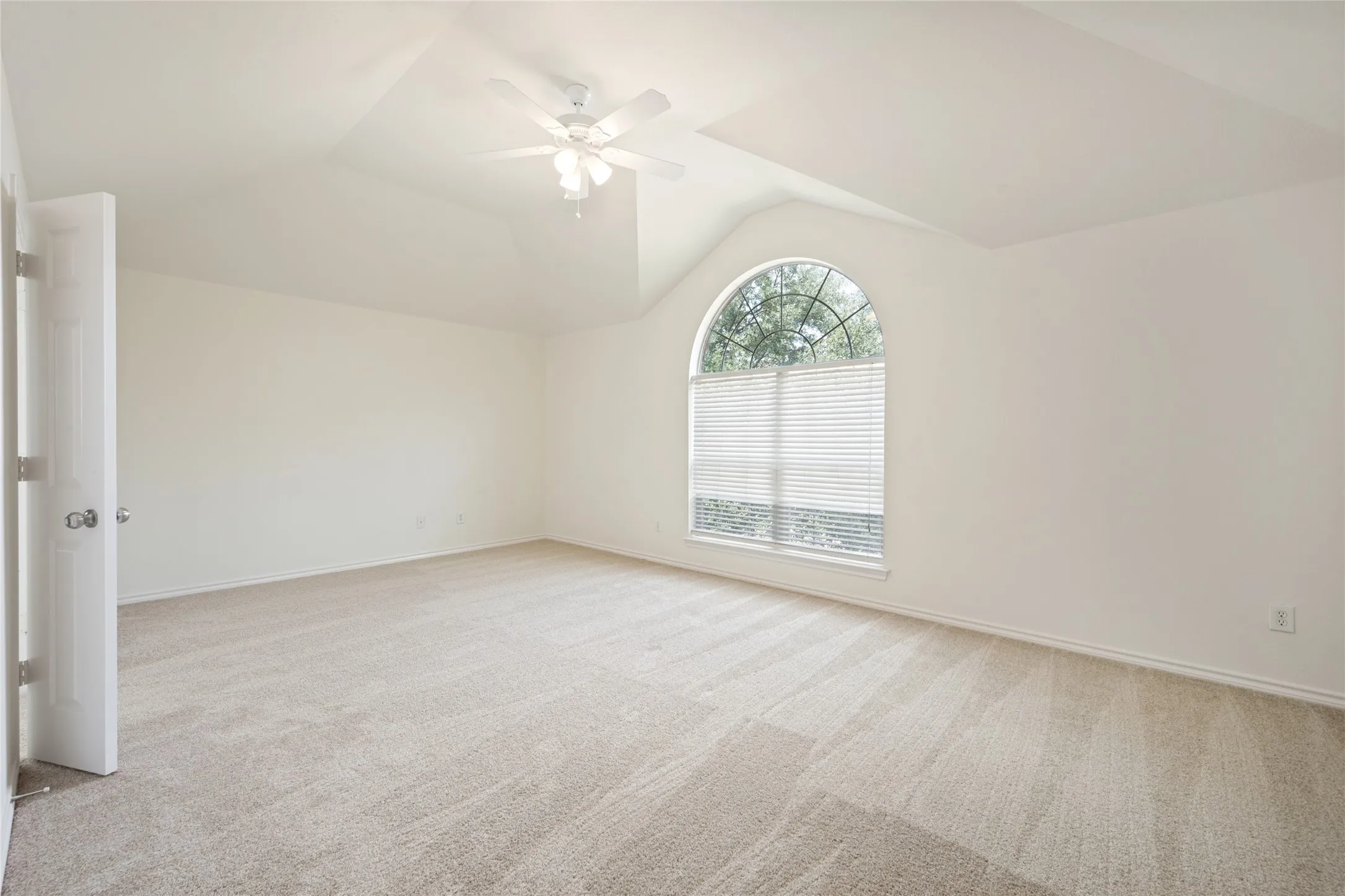 Single Family Residence For Sale in Tarrant County , 600 Sunfish Drive, Crowley, Texas 76036, 4 Bedroom, 3 Bathroom, 2 Garage spaces, 2,726 Sqft, built in 2004, mls#21351703, Real Estate Agent in Crowley, Homes For Sale in Tarrant county, Homes For Sale in Crowley, Realtor in Crowley Texas, Real Estate Brokerage Independent Realty Texas, Luminita Cordes Realtor