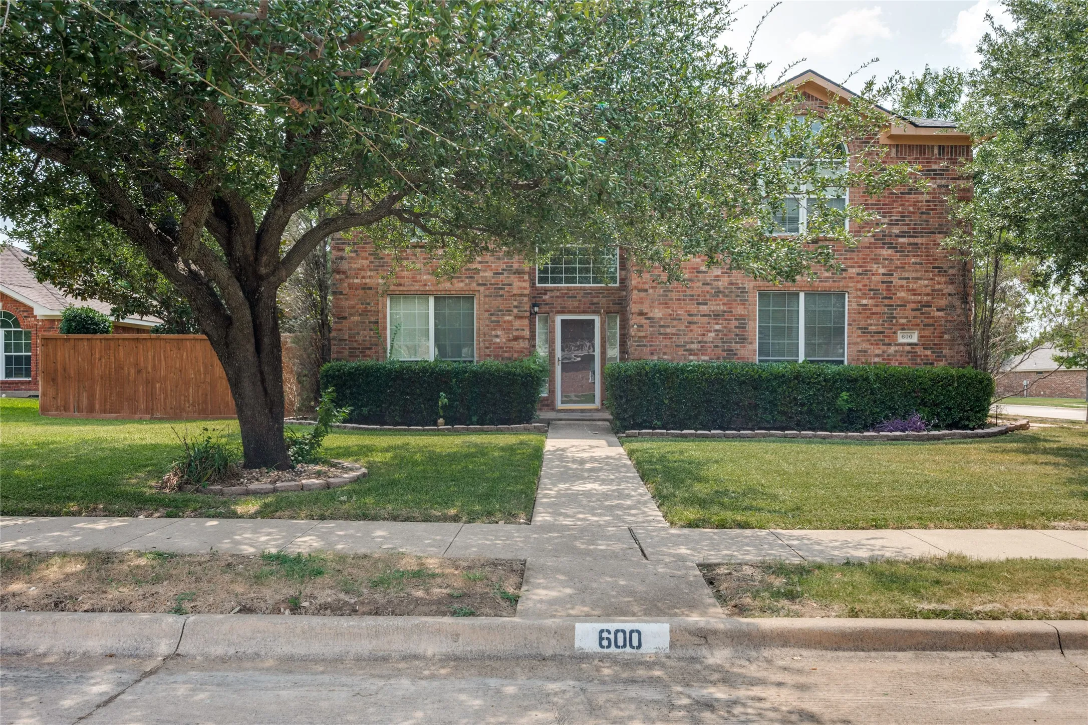 Single Family Residence For Sale in Tarrant County , 600 Sunfish Drive, Crowley, Texas 76036, 4 Bedroom, 3 Bathroom, 2 Garage spaces, 2,726 Sqft, built in 2004, mls#21351703, Real Estate Agent in Crowley, Homes For Sale in Tarrant county, Homes For Sale in Crowley, Realtor in Crowley Texas, Real Estate Brokerage Independent Realty Texas, Luminita Cordes Realtor