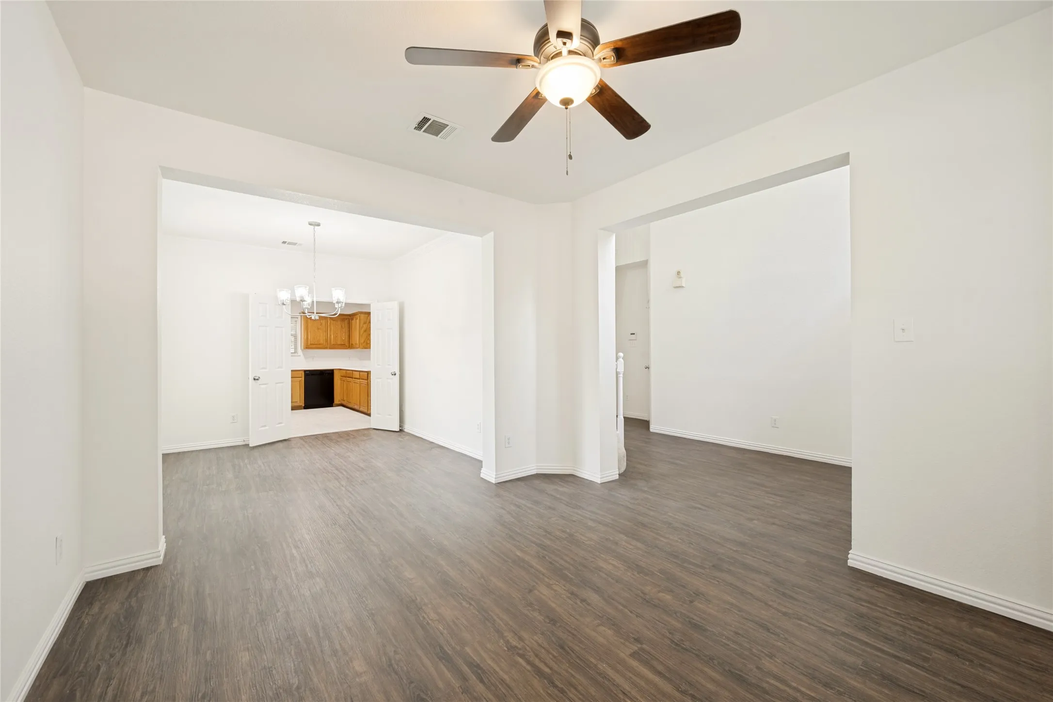 Single Family Residence For Sale in Tarrant County , 600 Sunfish Drive, Crowley, Texas 76036, 4 Bedroom, 3 Bathroom, 2 Garage spaces, 2,726 Sqft, built in 2004, mls#21351703, Real Estate Agent in Crowley, Homes For Sale in Tarrant county, Homes For Sale in Crowley, Realtor in Crowley Texas, Real Estate Brokerage Independent Realty Texas, Luminita Cordes Realtor