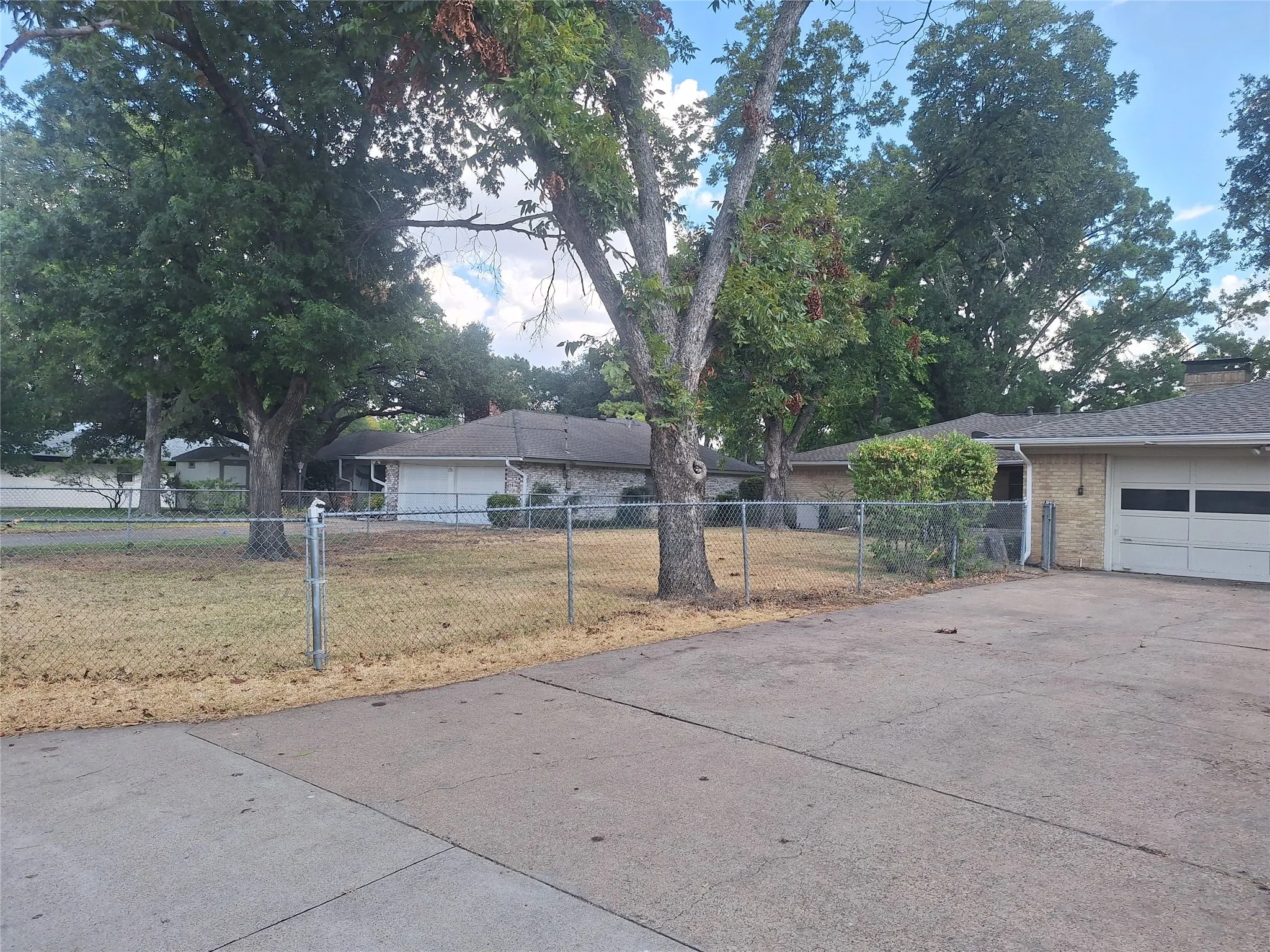 Single Family Residence For Rent in Dallas County , 906 Sharpshire Street, Grand Prairie, Texas 75050, 3 Bedroom, 1 Bathroom, 2 Garage spaces, 2,526 Sqft, built in 1964, mls#21349636, Real Estate Agent in Grand Prairie, Homes For Rent in Dallas county, Homes For Rent in Grand Prairie, Realtor in Grand Prairie Texas, Real Estate Brokerage Independent Realty Texas, Luminita Cordes Realtor