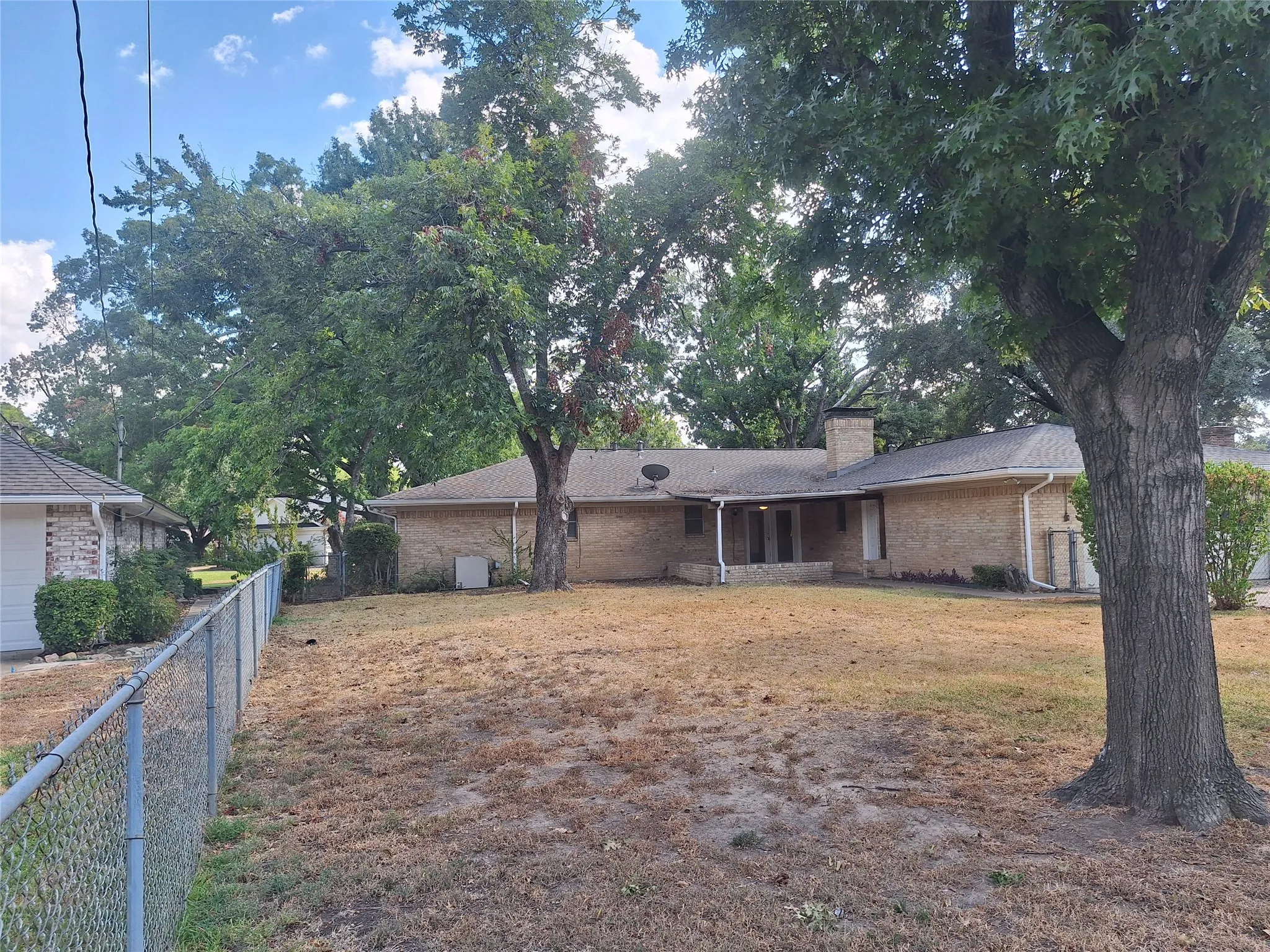 Single Family Residence For Rent in Dallas County , 906 Sharpshire Street, Grand Prairie, Texas 75050, 3 Bedroom, 1 Bathroom, 2 Garage spaces, 2,526 Sqft, built in 1964, mls#21349636, Real Estate Agent in Grand Prairie, Homes For Rent in Dallas county, Homes For Rent in Grand Prairie, Realtor in Grand Prairie Texas, Real Estate Brokerage Independent Realty Texas, Luminita Cordes Realtor