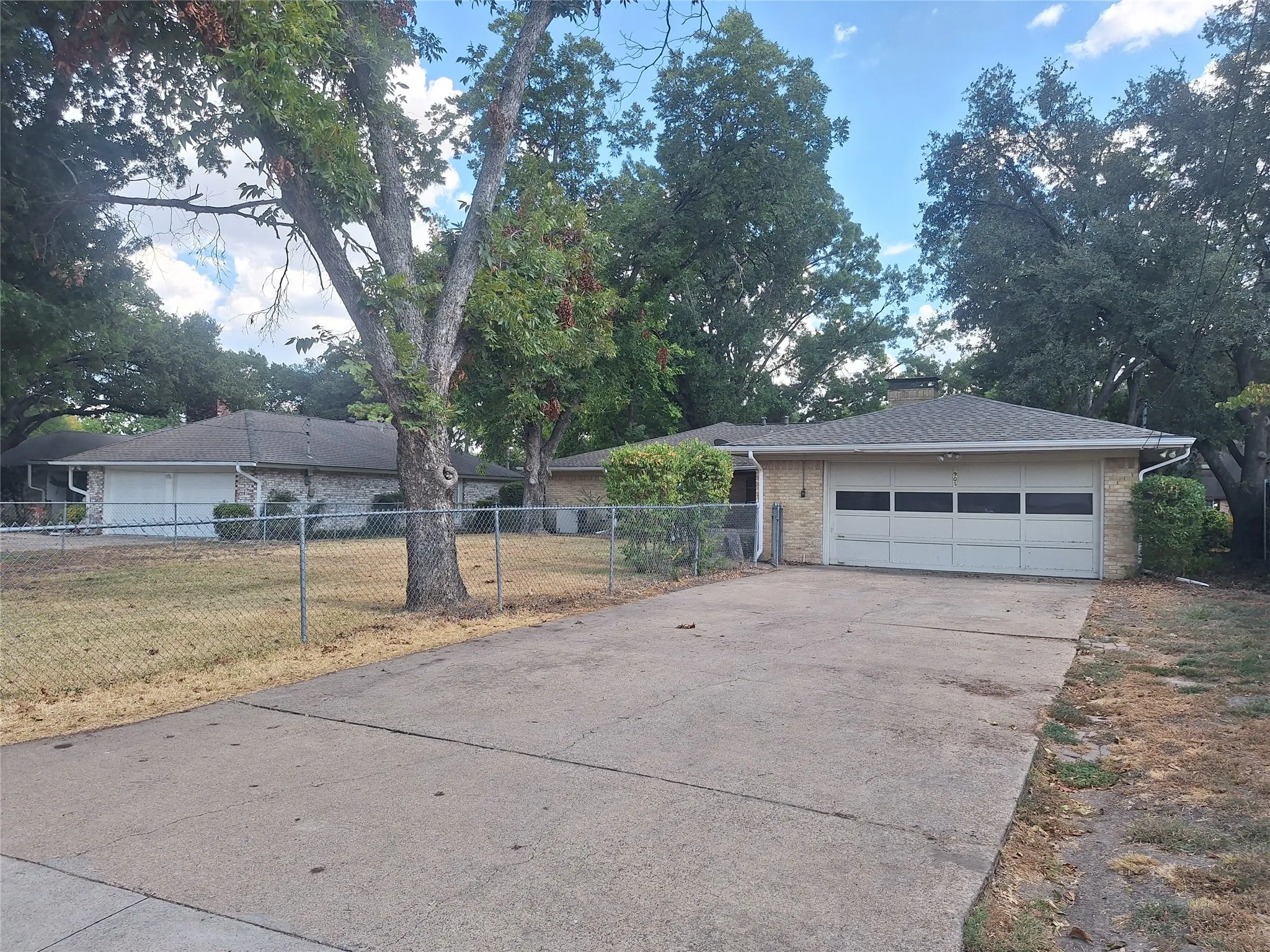 Single Family Residence For Rent in Dallas County , 906 Sharpshire Street, Grand Prairie, Texas 75050, 3 Bedroom, 1 Bathroom, 2 Garage spaces, 2,526 Sqft, built in 1964, mls#21349636, Real Estate Agent in Grand Prairie, Homes For Rent in Dallas county, Homes For Rent in Grand Prairie, Realtor in Grand Prairie Texas, Real Estate Brokerage Independent Realty Texas, Luminita Cordes Realtor