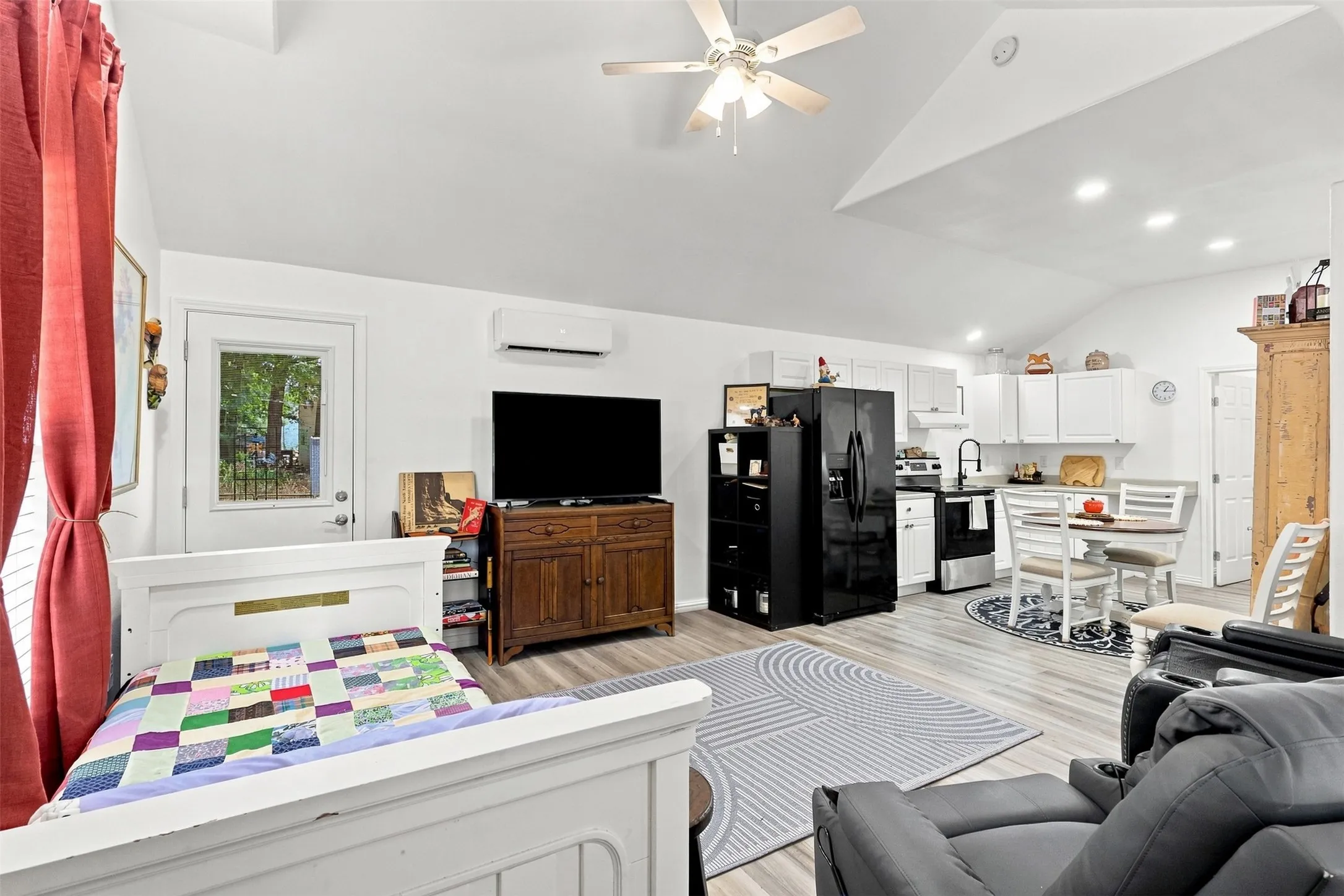 Manufactured Home For Sale in Hood County , 5727 Arkansas Trail, Granbury, Texas 76048, 1 Bedroom, 1 Bathroom, Garage spaces, 624 Sqft, built in 2022, mls#21342026, Real Estate Agent in Granbury, Homes For Sale in Hood county, Homes For Sale in Granbury, Realtor in Granbury Texas, Real Estate Brokerage Independent Realty Texas, Luminita Cordes Realtor