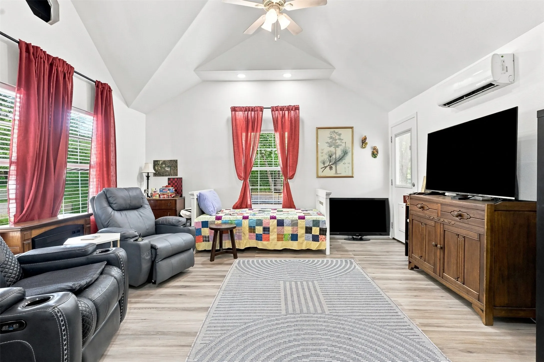 Manufactured Home For Sale in Hood County , 5727 Arkansas Trail, Granbury, Texas 76048, 1 Bedroom, 1 Bathroom, Garage spaces, 624 Sqft, built in 2022, mls#21342026, Real Estate Agent in Granbury, Homes For Sale in Hood county, Homes For Sale in Granbury, Realtor in Granbury Texas, Real Estate Brokerage Independent Realty Texas, Luminita Cordes Realtor