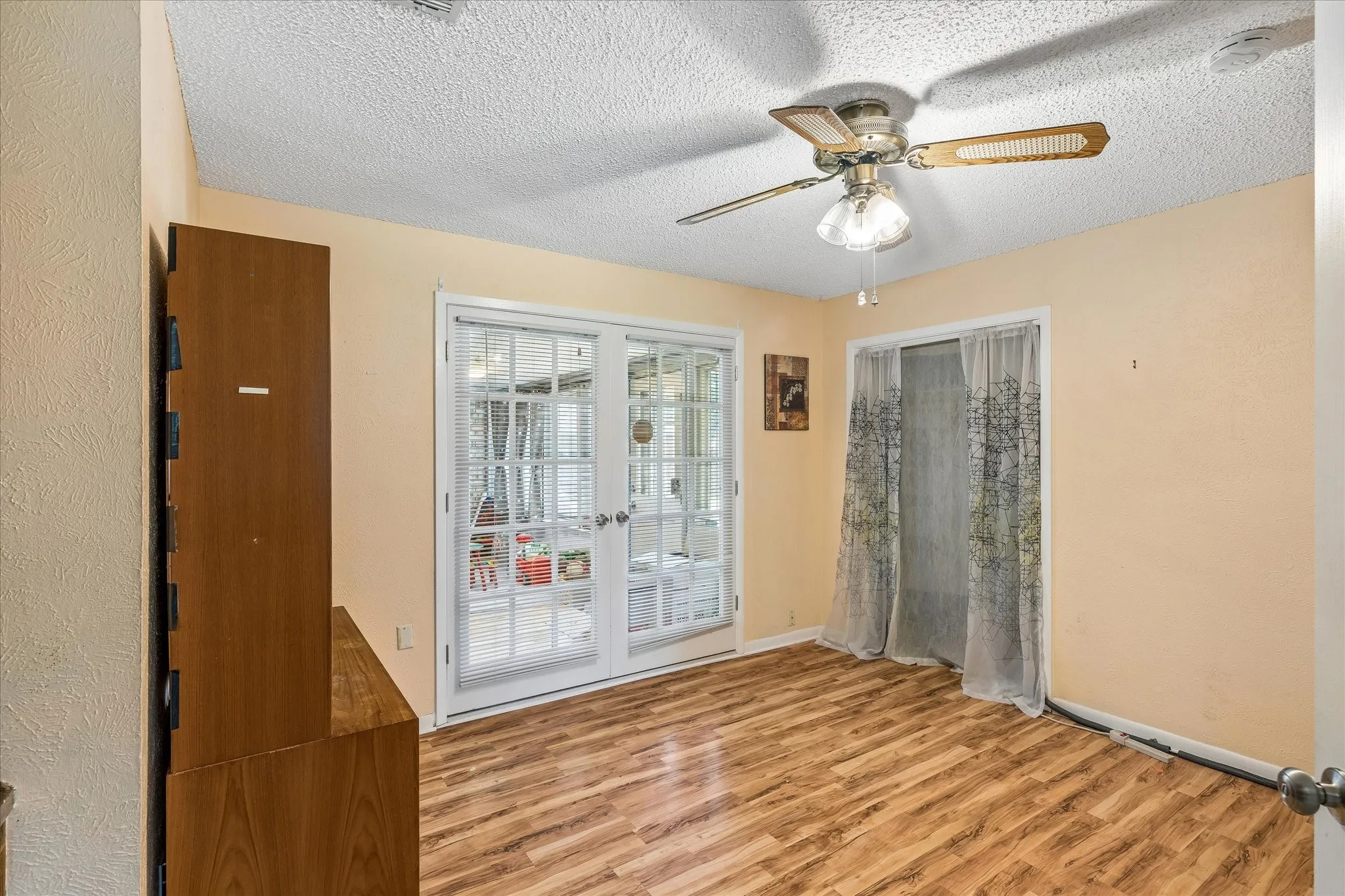 Single Family Residence For Sale in Tarrant County , 4361 Rota Circle, Fort Worth, Texas 76133, 4 Bedroom, 3 Bathroom, 2 Garage spaces, 2,404 Sqft, built in 1974, mls#21344513, Real Estate Agent in Fort Worth, Homes For Sale in Tarrant county, Homes For Sale in Fort Worth, Realtor in Fort Worth Texas, Real Estate Brokerage Independent Realty Texas, Luminita Cordes Realtor