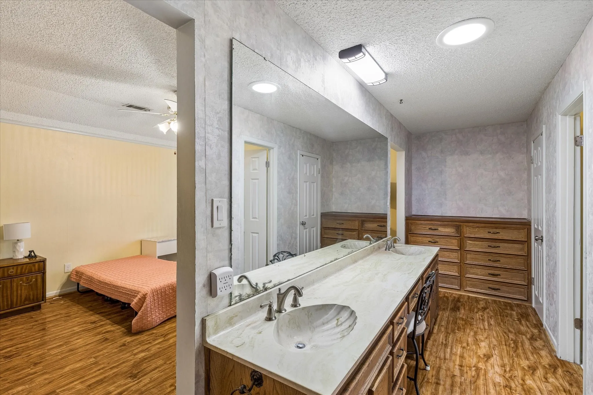 Dual vanity with shell-shaped sinks and a large mirror