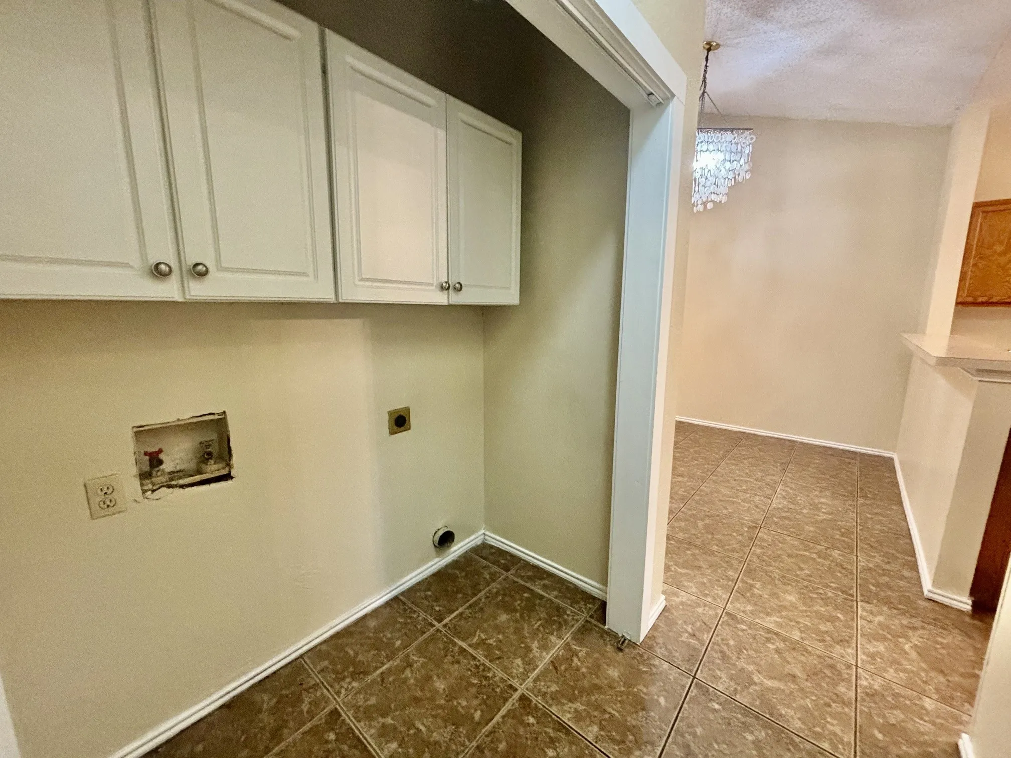 Single Family Residence For Rent in Tarrant County , 2915 Roxboro Road, Euless, Texas 76039, 3 Bedroom, 2 Bathroom, Garage spaces, 1,258 Sqft, built in 1985, mls#21349622, Real Estate Agent in Euless, Homes For Rent in Tarrant county, Homes For Rent in Euless, Realtor in Euless Texas, Real Estate Brokerage Independent Realty Texas, Luminita Cordes Realtor