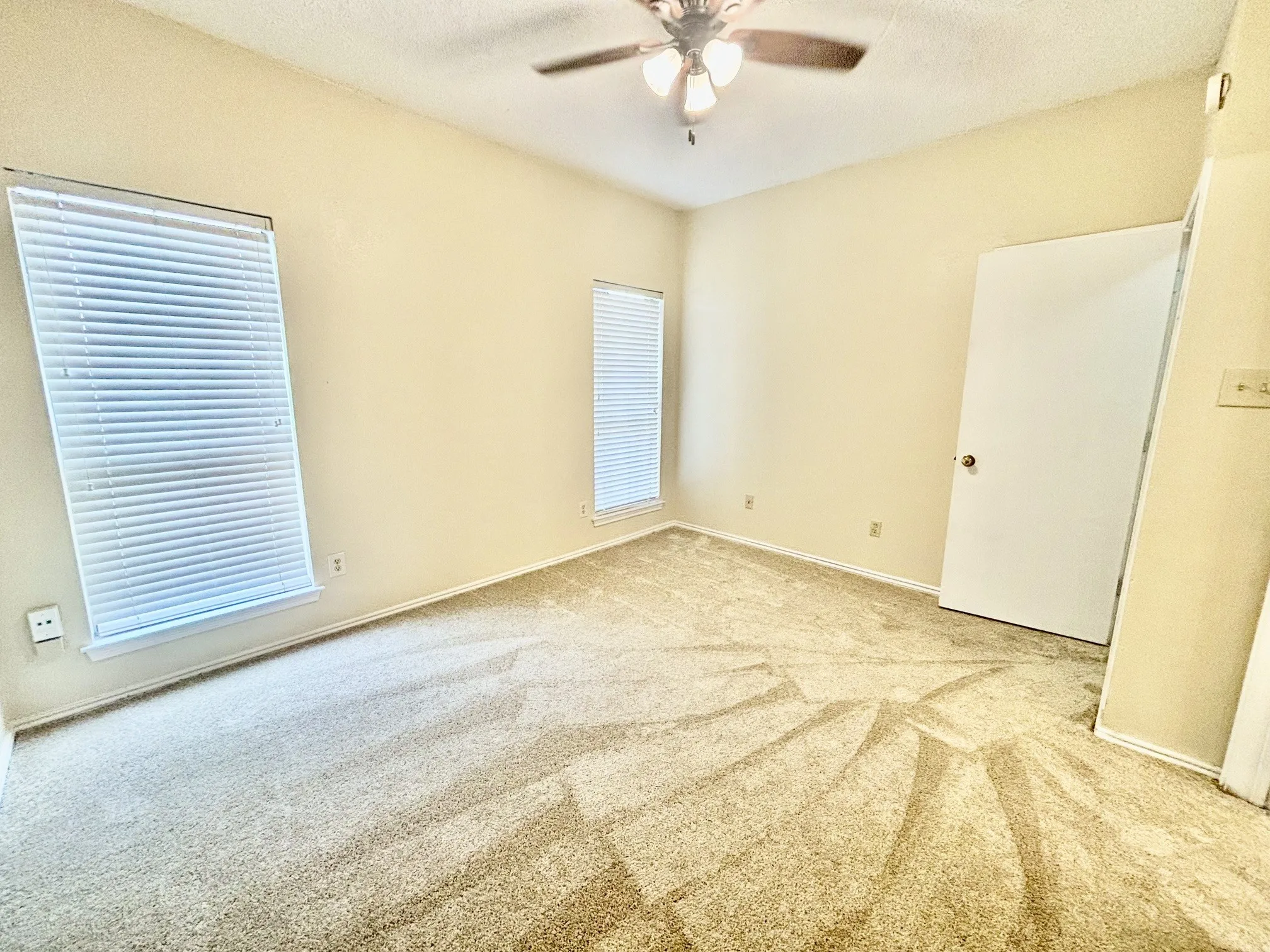 Single Family Residence For Rent in Tarrant County , 2915 Roxboro Road, Euless, Texas 76039, 3 Bedroom, 2 Bathroom, Garage spaces, 1,258 Sqft, built in 1985, mls#21349622, Real Estate Agent in Euless, Homes For Rent in Tarrant county, Homes For Rent in Euless, Realtor in Euless Texas, Real Estate Brokerage Independent Realty Texas, Luminita Cordes Realtor