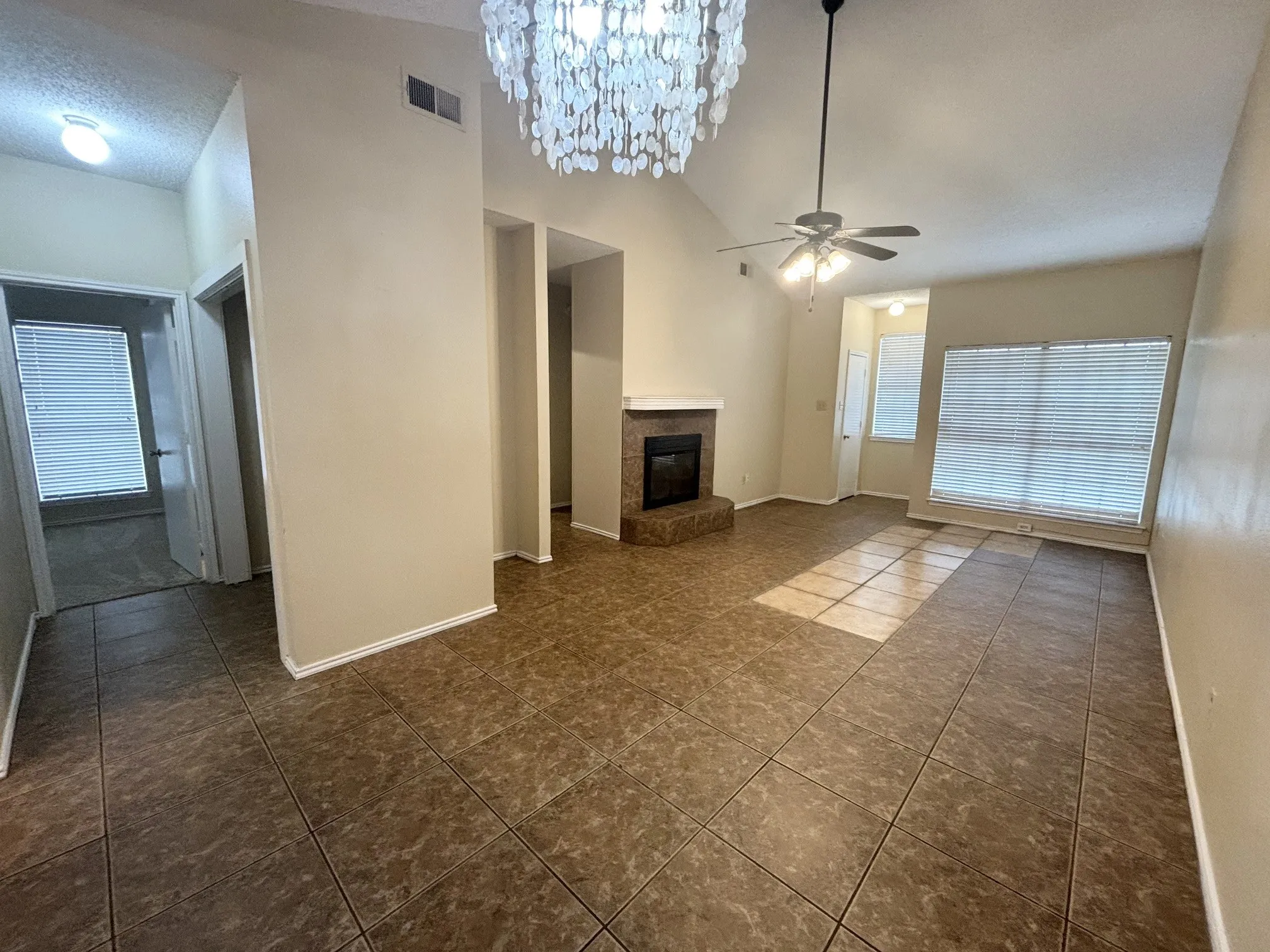 Single Family Residence For Rent in Tarrant County , 2915 Roxboro Road, Euless, Texas 76039, 3 Bedroom, 2 Bathroom, Garage spaces, 1,258 Sqft, built in 1985, mls#21349622, Real Estate Agent in Euless, Homes For Rent in Tarrant county, Homes For Rent in Euless, Realtor in Euless Texas, Real Estate Brokerage Independent Realty Texas, Luminita Cordes Realtor