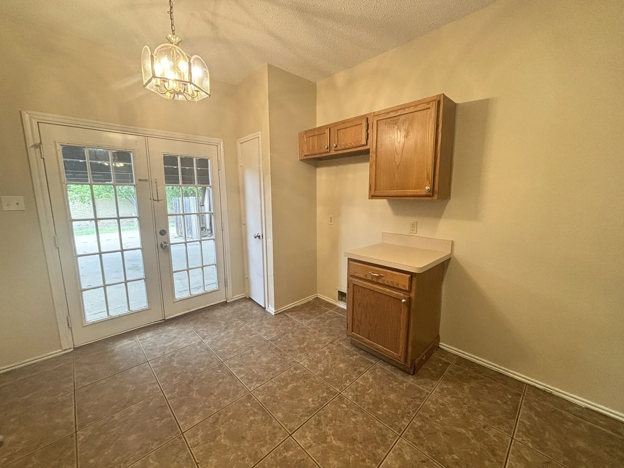 Single Family Residence For Rent in Tarrant County , 2915 Roxboro Road, Euless, Texas 76039, 3 Bedroom, 2 Bathroom, Garage spaces, 1,258 Sqft, built in 1985, mls#21349622, Real Estate Agent in Euless, Homes For Rent in Tarrant county, Homes For Rent in Euless, Realtor in Euless Texas, Real Estate Brokerage Independent Realty Texas, Luminita Cordes Realtor
