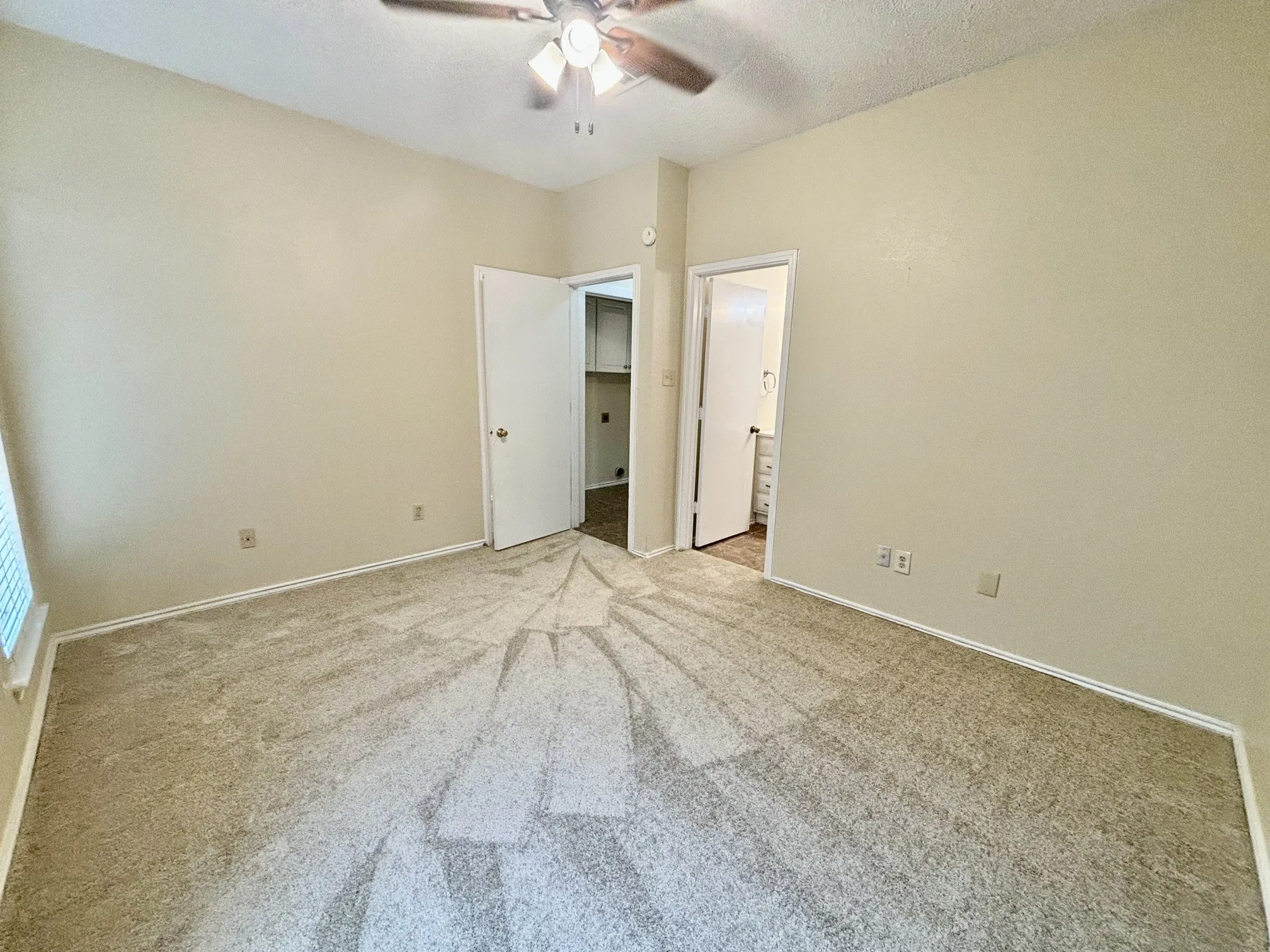 Single Family Residence For Rent in Tarrant County , 2915 Roxboro Road, Euless, Texas 76039, 3 Bedroom, 2 Bathroom, Garage spaces, 1,258 Sqft, built in 1985, mls#21349622, Real Estate Agent in Euless, Homes For Rent in Tarrant county, Homes For Rent in Euless, Realtor in Euless Texas, Real Estate Brokerage Independent Realty Texas, Luminita Cordes Realtor