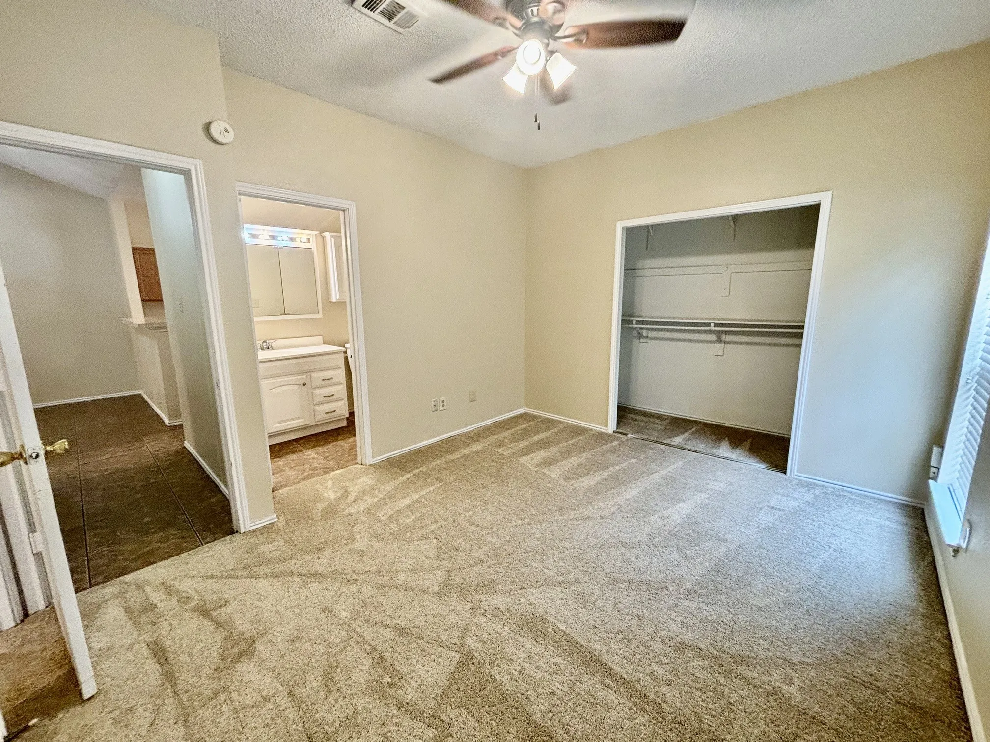 Single Family Residence For Rent in Tarrant County , 2915 Roxboro Road, Euless, Texas 76039, 3 Bedroom, 2 Bathroom, Garage spaces, 1,258 Sqft, built in 1985, mls#21349622, Real Estate Agent in Euless, Homes For Rent in Tarrant county, Homes For Rent in Euless, Realtor in Euless Texas, Real Estate Brokerage Independent Realty Texas, Luminita Cordes Realtor