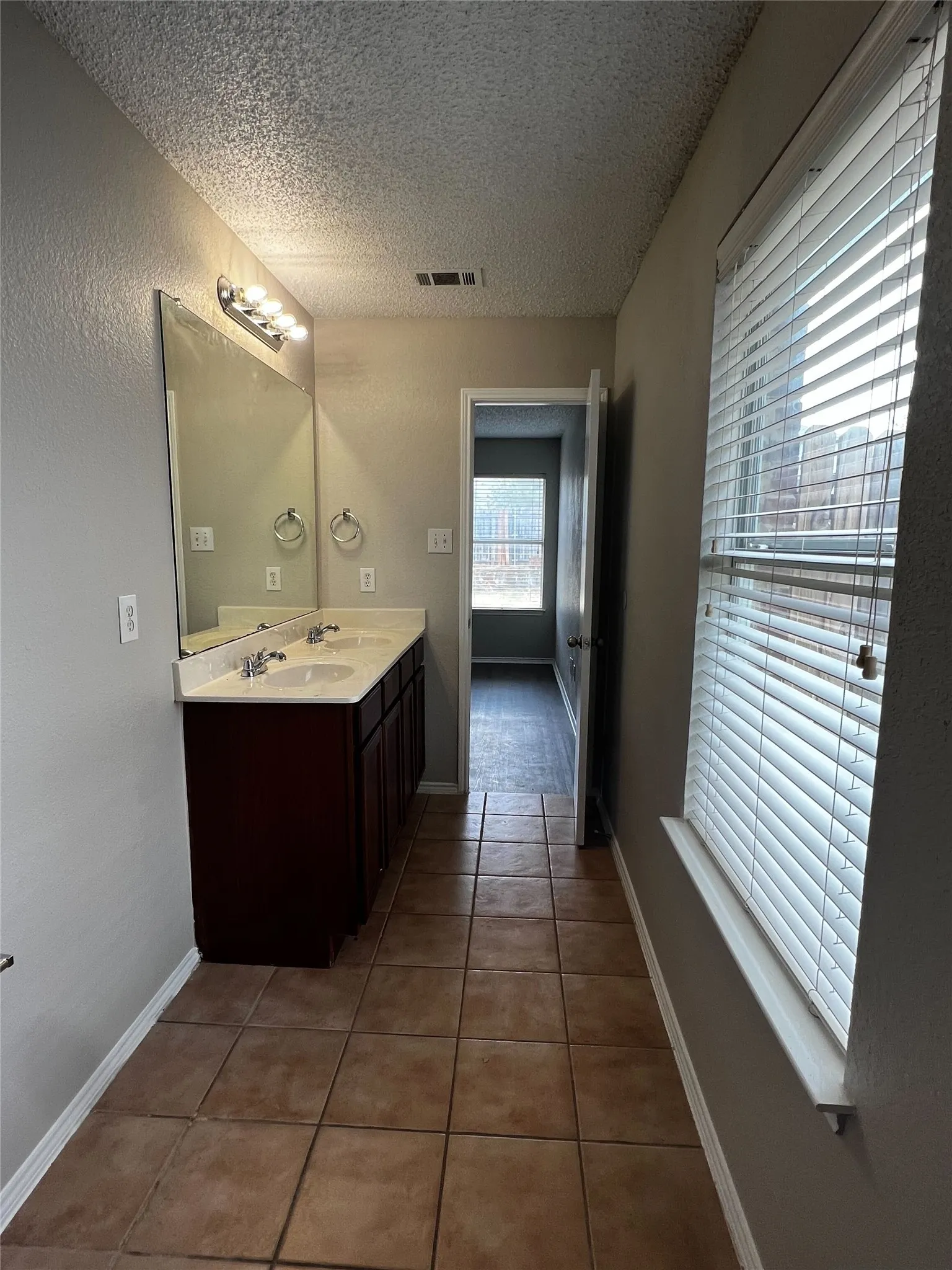 Single Family Residence For Rent in Tarrant County , 1601 Hedgewood Trail, Fort Worth, Texas 76112, 3 Bedroom, 2 Bathroom, 2 Garage spaces, 1,637 Sqft, built in 2006, mls#21349565, Real Estate Agent in Fort Worth, Homes For Rent in Tarrant county, Homes For Rent in Fort Worth, Realtor in Fort Worth Texas, Real Estate Brokerage Independent Realty Texas, Luminita Cordes Realtor