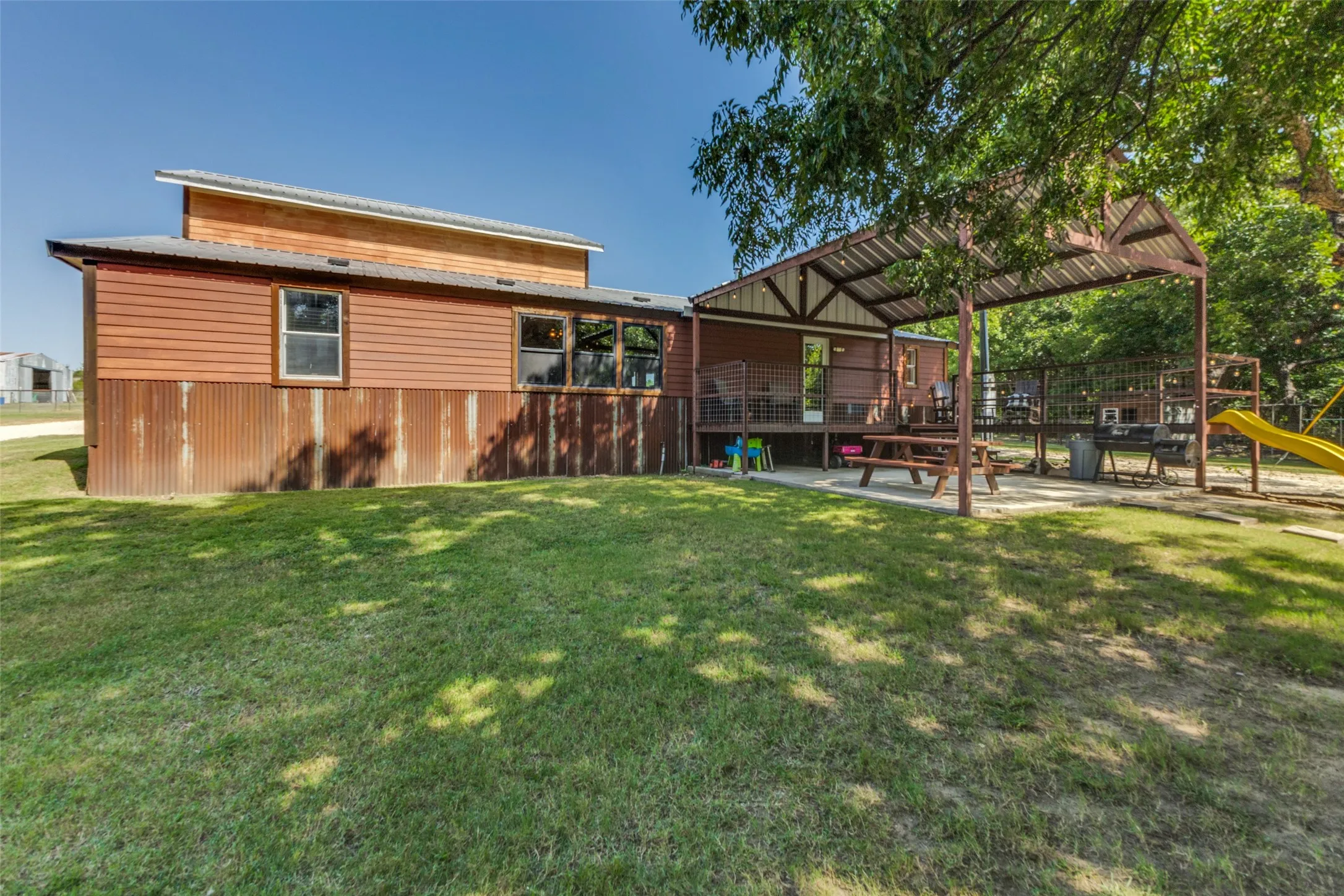 Single Family Residence For Sale in Cooke County , 9752 County Road 341, Muenster, Texas 76252, 4 Bedroom, 1 Bathroom, Garage spaces, 2,240 Sqft, built in 2004, mls#21351727, Real Estate Agent in Muenster, Homes For Sale in Cooke county, Homes For Sale in Muenster, Realtor in Muenster Texas, Real Estate Brokerage Independent Realty Texas, Luminita Cordes Realtor