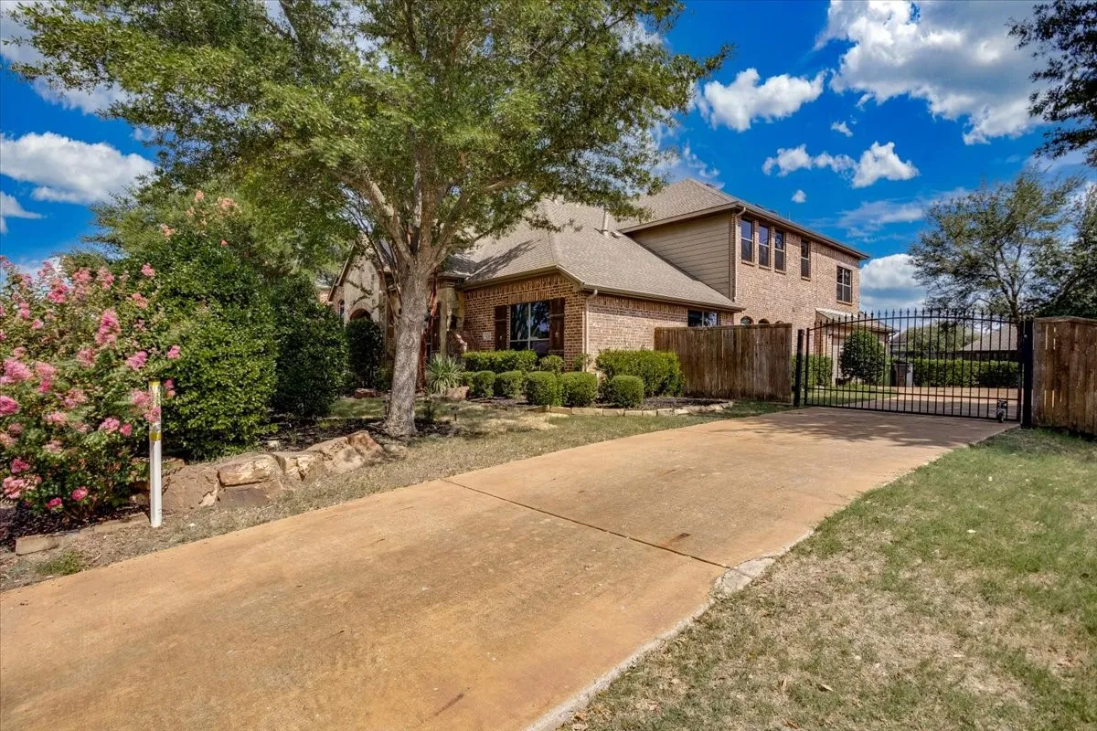 Single Family Residence For Sale in Collin County , 626 Waters Edge Way, Murphy, Texas 75094, 4 Bedroom, 4 Bathroom, 2 Garage spaces, 4,225 Sqft, built in 2006, Price $680,000, mls#21350609, Real Estate Agent in Murphy, Homes For Sale in Collin county, Homes For Sale in Murphy, Realtor in Murphy Texas, Real Estate Brokerage Independent Realty Texas, Luminita Cordes Realtor