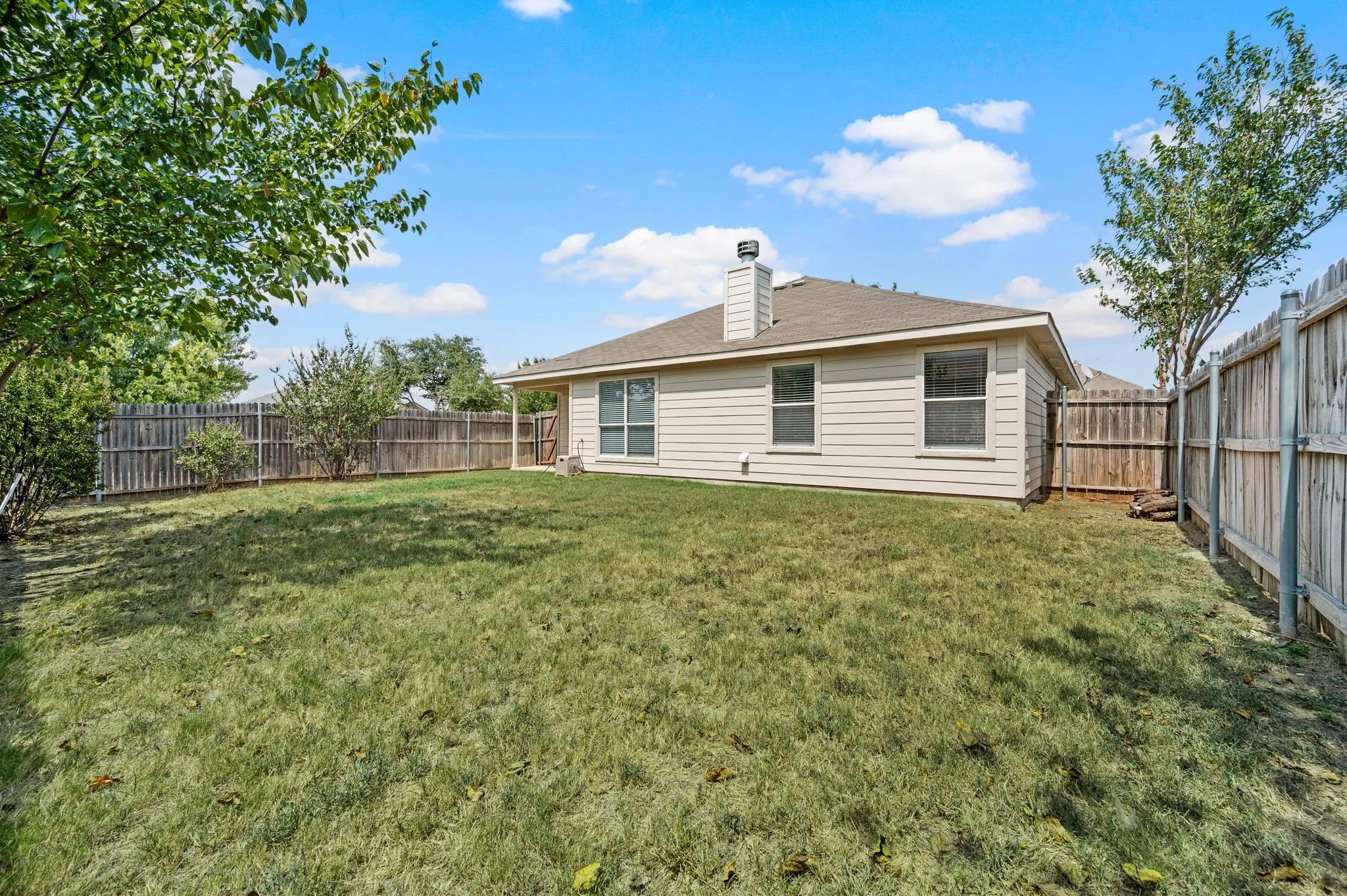 Single Family Residence For Sale in Tarrant County , 14145 Playa Trail, Fort Worth, Texas 76052, 3 Bedroom, 2 Bathroom, 2 Garage spaces, 1,736 Sqft, built in 2005, mls#21351475, Real Estate Agent in Fort Worth, Homes For Sale in Tarrant county, Homes For Sale in Fort Worth, Realtor in Fort Worth Texas, Real Estate Brokerage Independent Realty Texas, Luminita Cordes Realtor