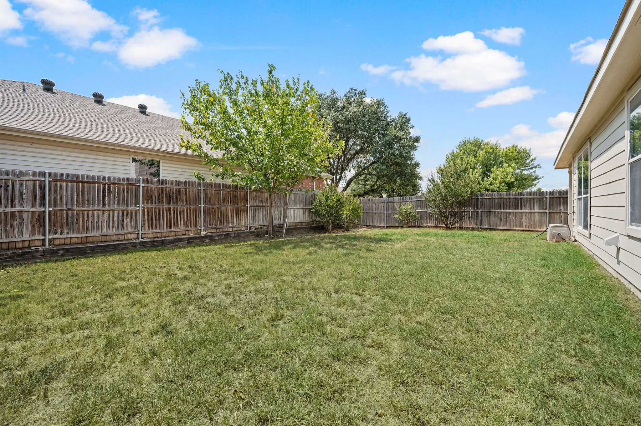 Single Family Residence For Sale in Tarrant County , 14145 Playa Trail, Fort Worth, Texas 76052, 3 Bedroom, 2 Bathroom, 2 Garage spaces, 1,736 Sqft, built in 2005, mls#21351475, Real Estate Agent in Fort Worth, Homes For Sale in Tarrant county, Homes For Sale in Fort Worth, Realtor in Fort Worth Texas, Real Estate Brokerage Independent Realty Texas, Luminita Cordes Realtor