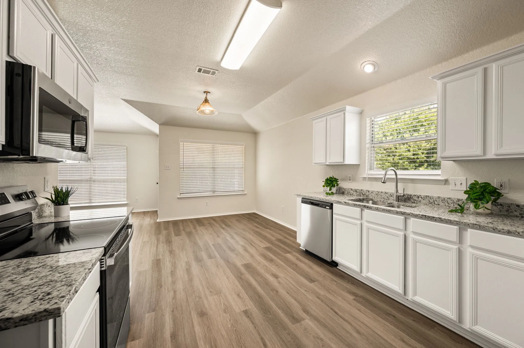 Single Family Residence For Sale in Tarrant County , 14145 Playa Trail, Fort Worth, Texas 76052, 3 Bedroom, 2 Bathroom, 2 Garage spaces, 1,736 Sqft, built in 2005, mls#21351475, Real Estate Agent in Fort Worth, Homes For Sale in Tarrant county, Homes For Sale in Fort Worth, Realtor in Fort Worth Texas, Real Estate Brokerage Independent Realty Texas, Luminita Cordes Realtor