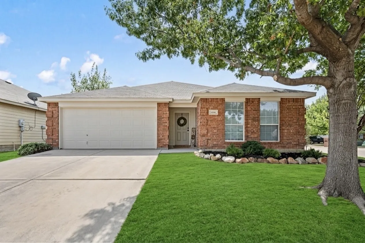 Single Family Residence For Sale in Tarrant County , 14145 Playa Trail, Fort Worth, Texas 76052, 3 Bedroom, 2 Bathroom, 2 Garage spaces, 1,736 Sqft, built in 2005, mls#21351475, Real Estate Agent in Fort Worth, Homes For Sale in Tarrant county, Homes For Sale in Fort Worth, Realtor in Fort Worth Texas, Real Estate Brokerage Independent Realty Texas, Luminita Cordes Realtor
