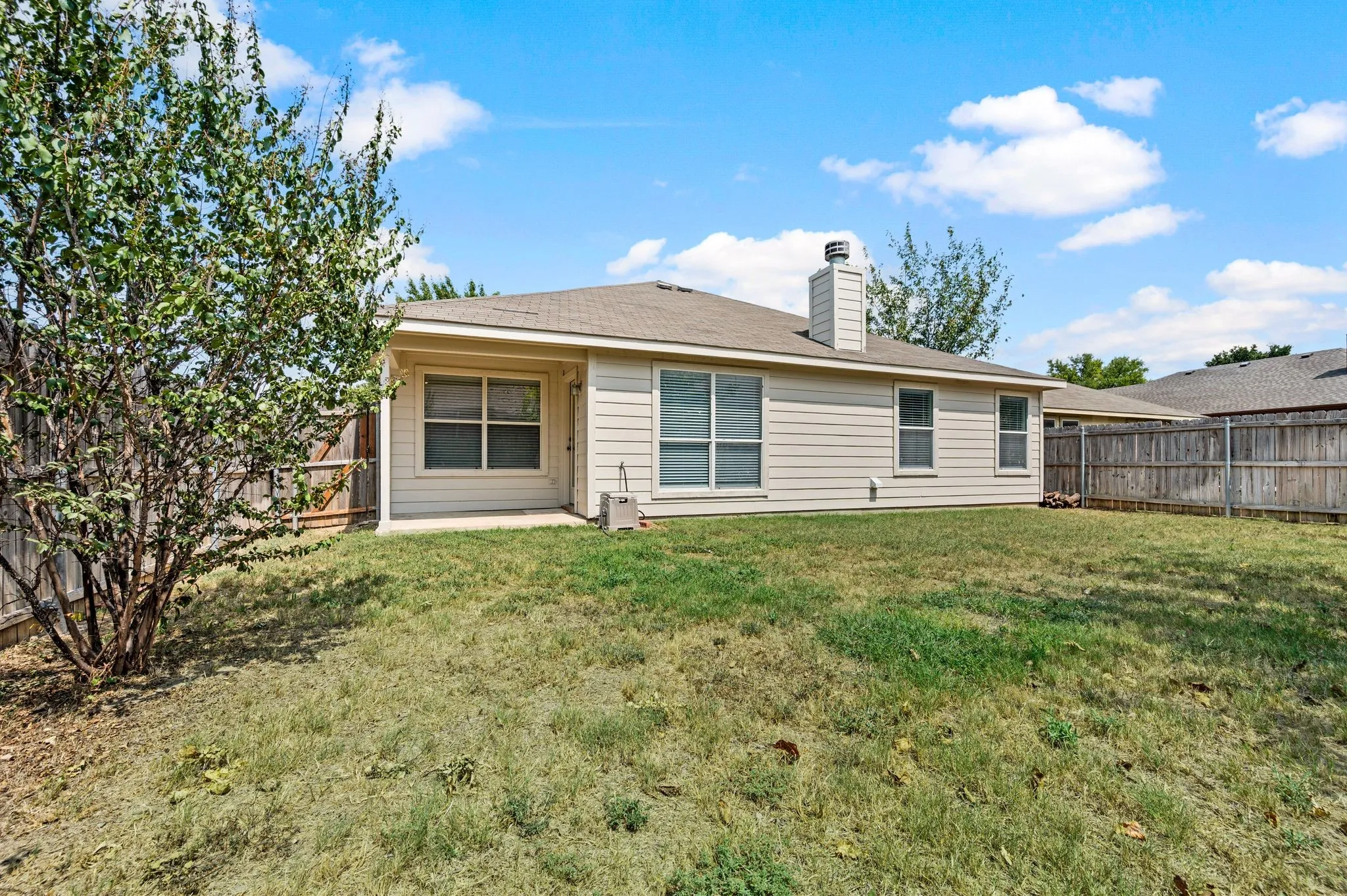 Single Family Residence For Sale in Tarrant County , 14145 Playa Trail, Fort Worth, Texas 76052, 3 Bedroom, 2 Bathroom, 2 Garage spaces, 1,736 Sqft, built in 2005, mls#21351475, Real Estate Agent in Fort Worth, Homes For Sale in Tarrant county, Homes For Sale in Fort Worth, Realtor in Fort Worth Texas, Real Estate Brokerage Independent Realty Texas, Luminita Cordes Realtor