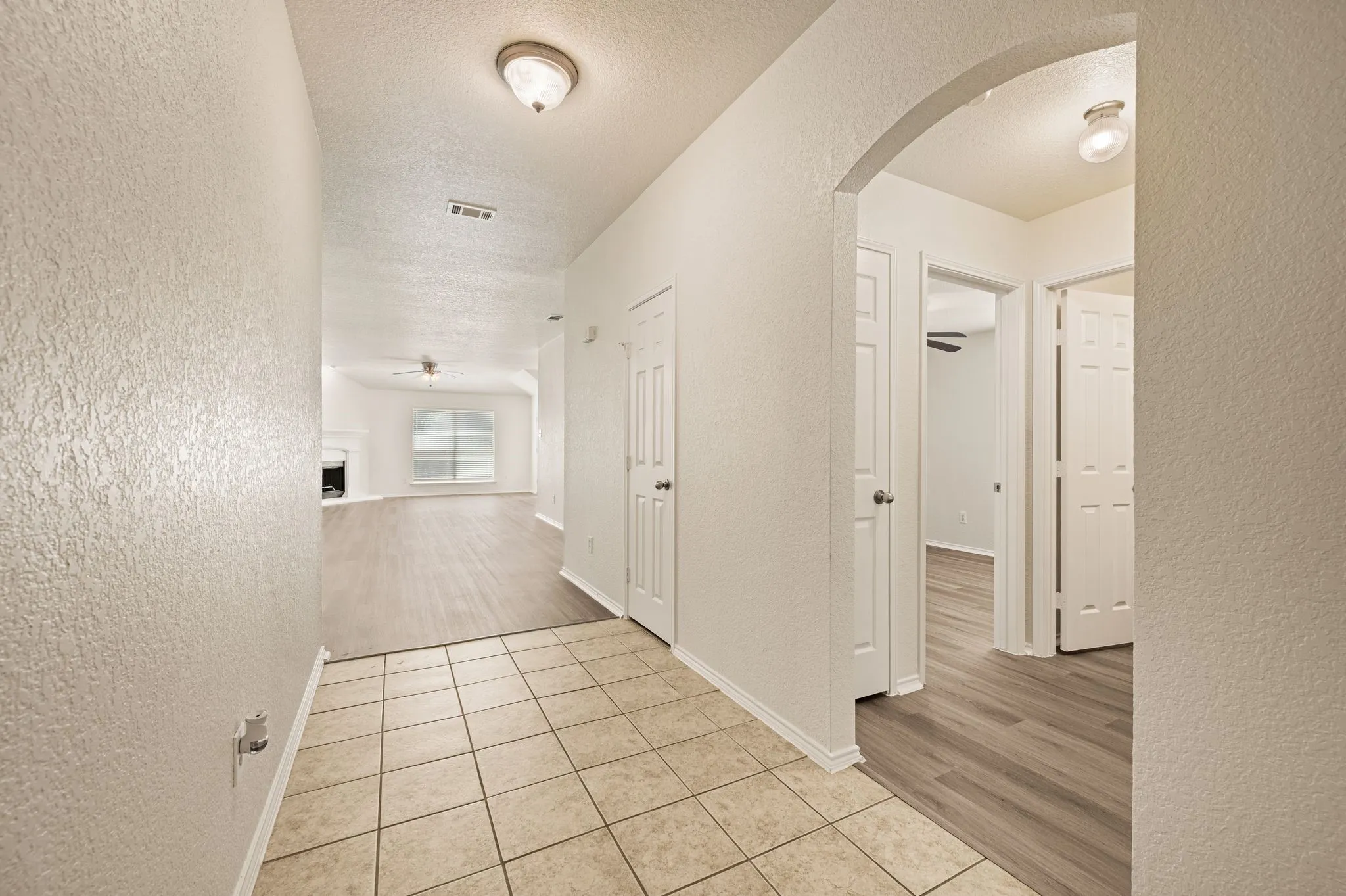 Single Family Residence For Sale in Tarrant County , 14145 Playa Trail, Fort Worth, Texas 76052, 3 Bedroom, 2 Bathroom, 2 Garage spaces, 1,736 Sqft, built in 2005, mls#21351475, Real Estate Agent in Fort Worth, Homes For Sale in Tarrant county, Homes For Sale in Fort Worth, Realtor in Fort Worth Texas, Real Estate Brokerage Independent Realty Texas, Luminita Cordes Realtor